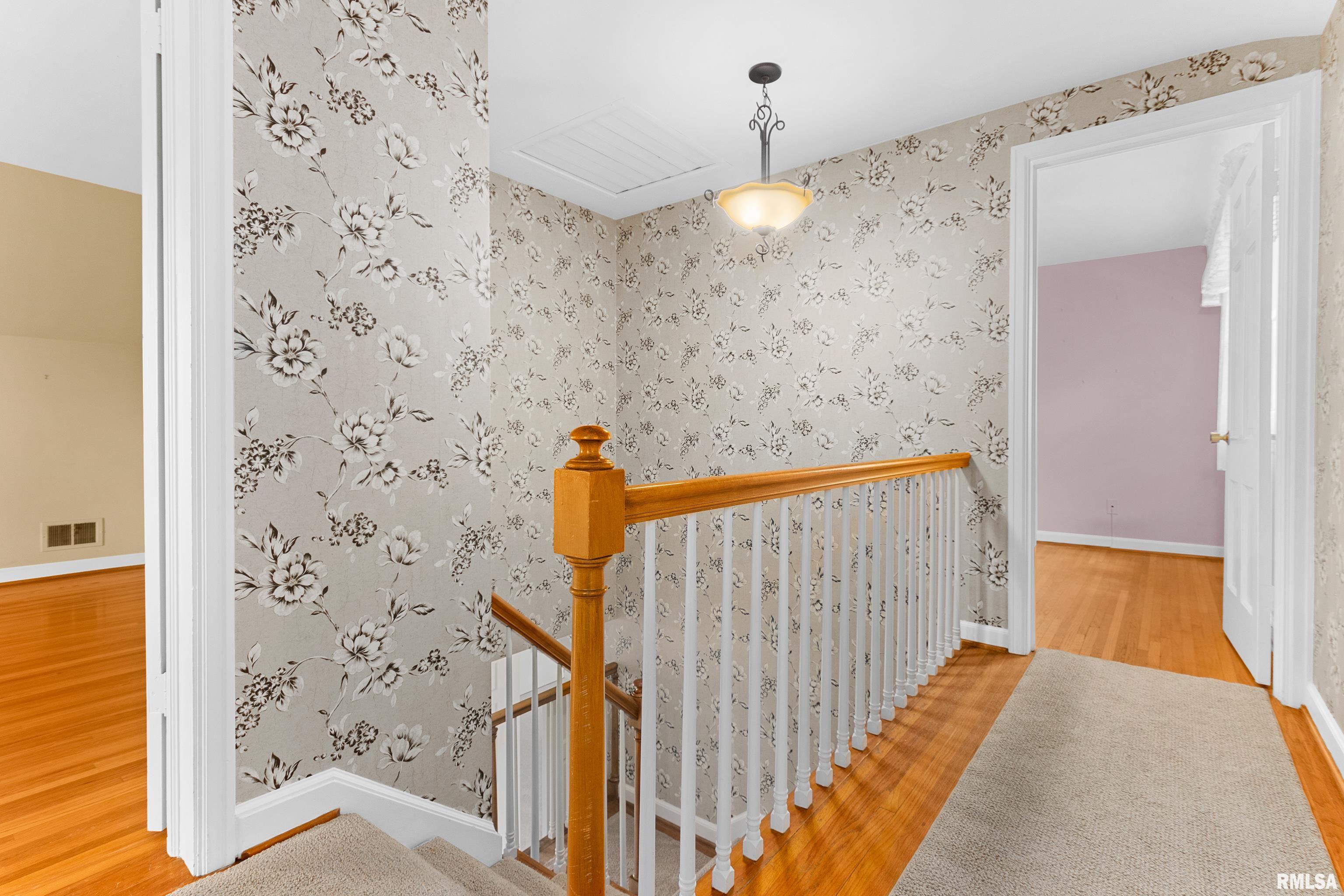 504 W CRESTWOOD Drive