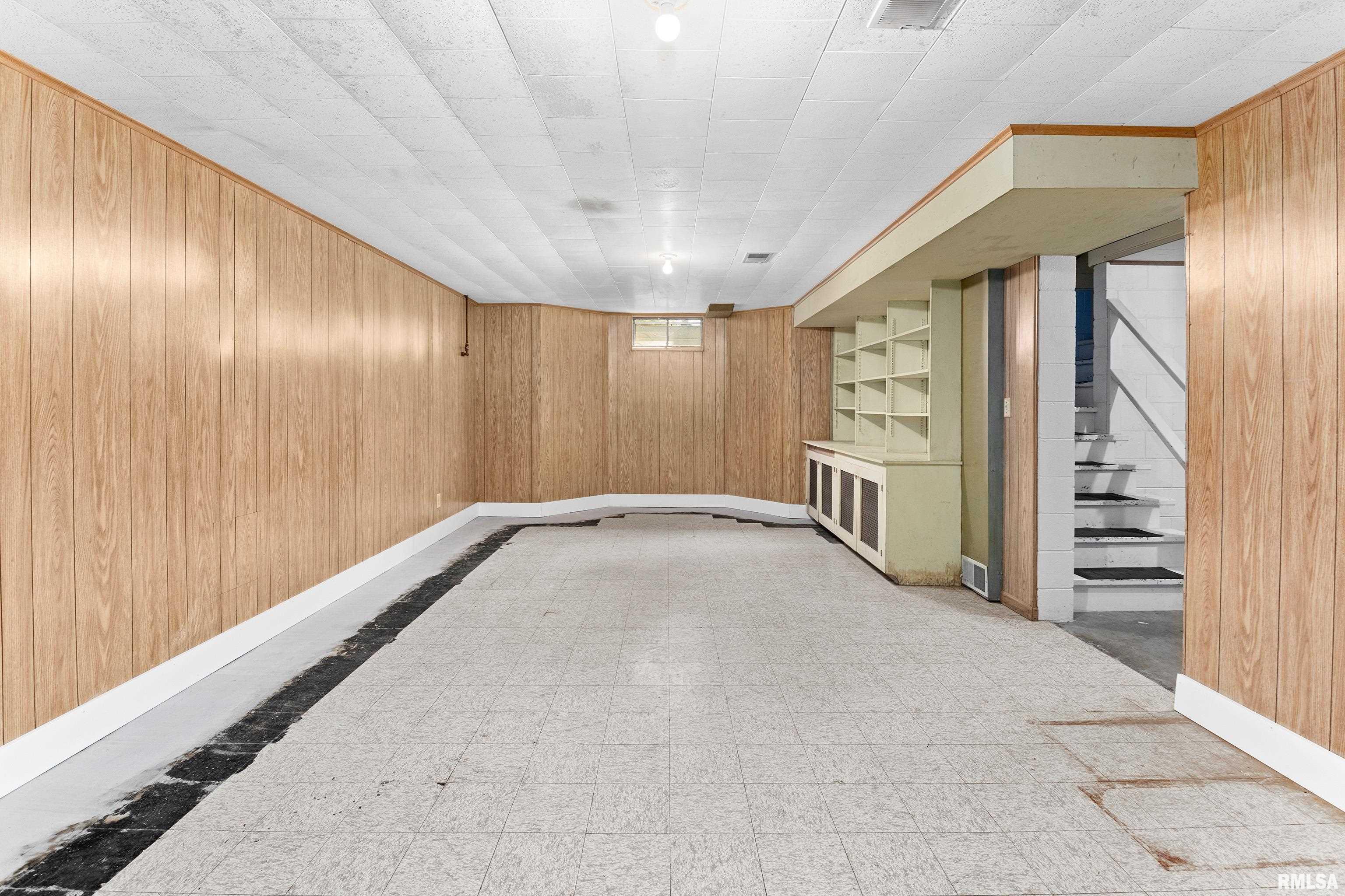 504 W CRESTWOOD Drive