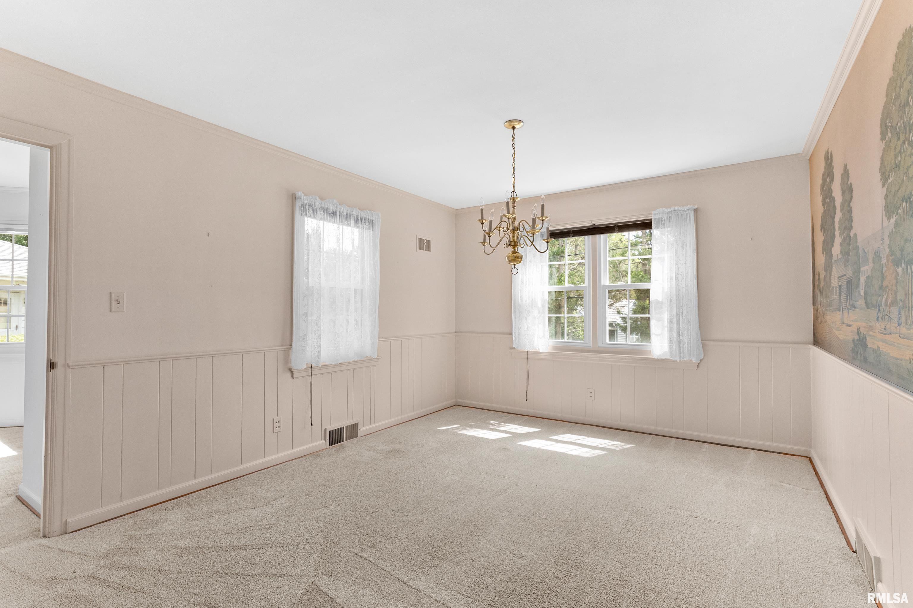 504 W CRESTWOOD Drive