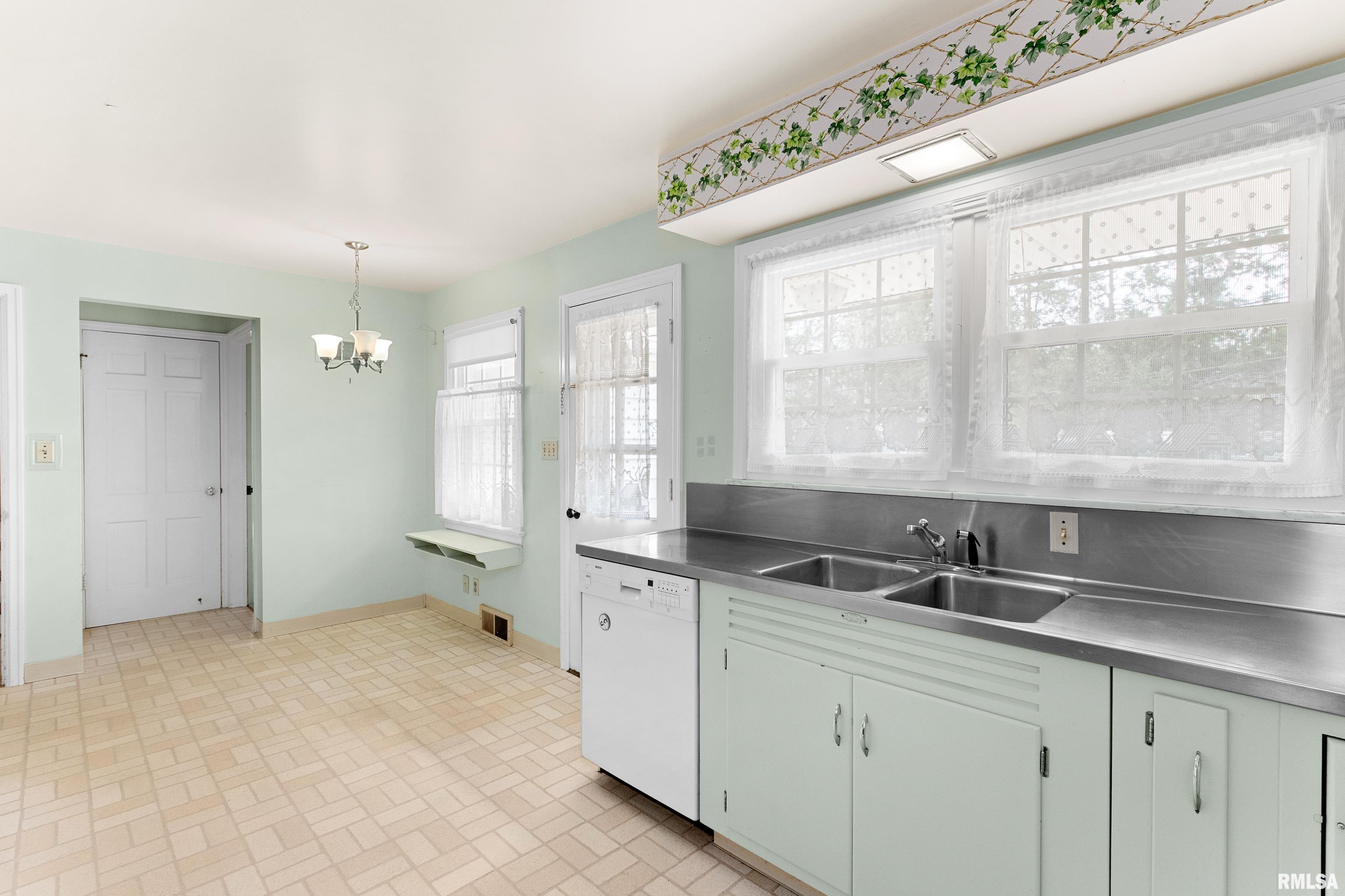 504 W CRESTWOOD Drive