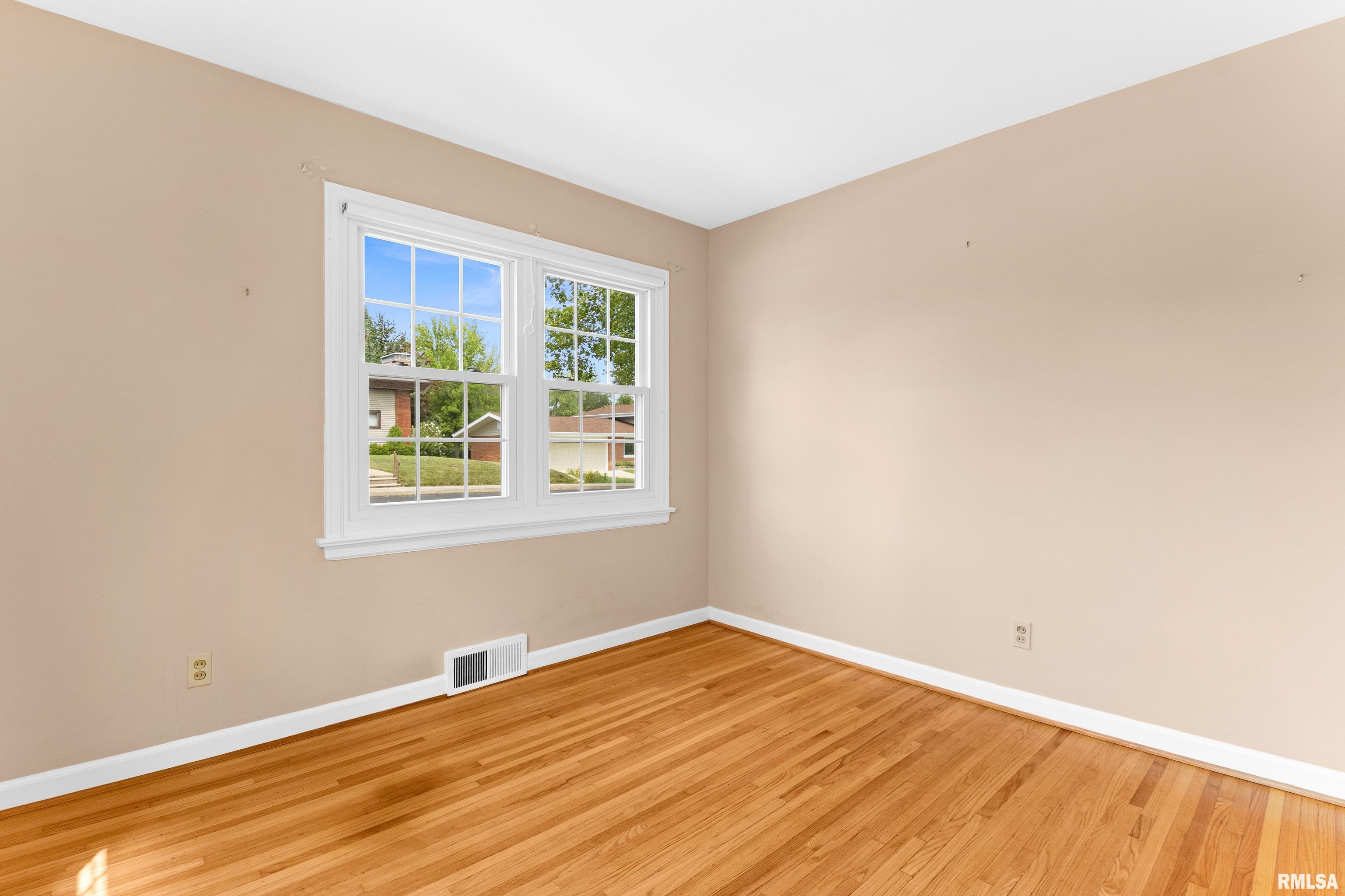 504 W CRESTWOOD Drive