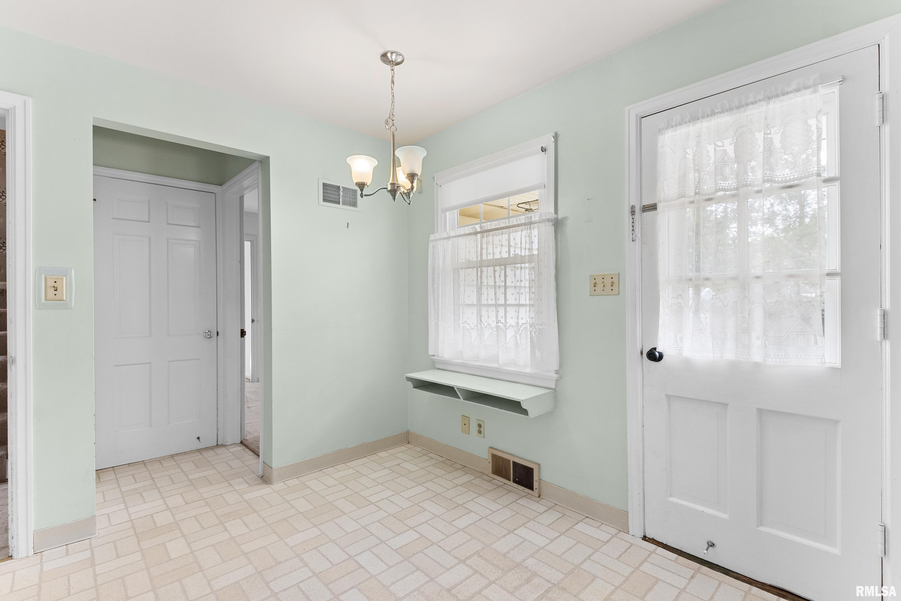 504 W CRESTWOOD Drive