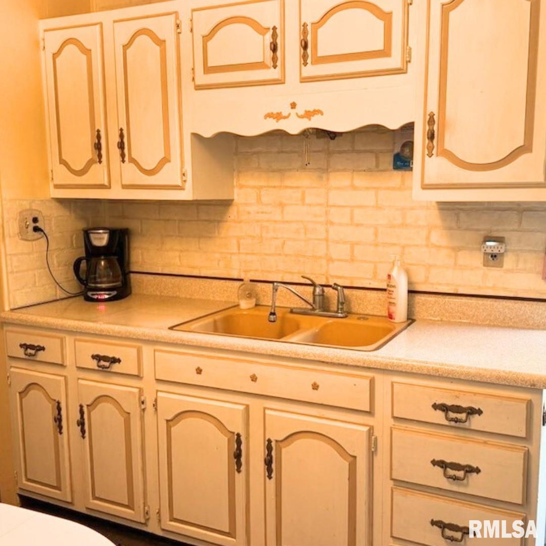 2228 W FORREST HILL Avenue