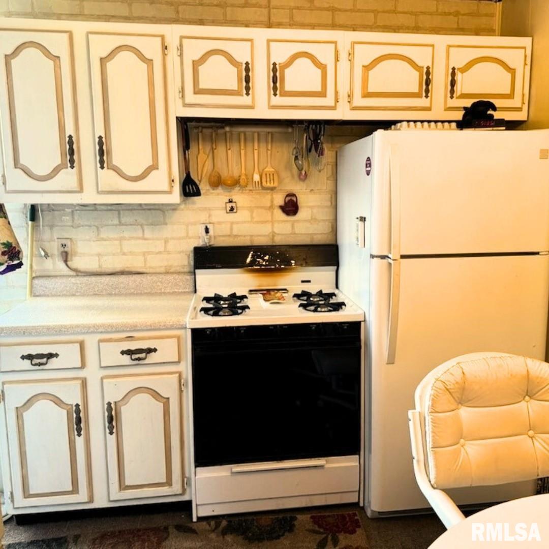 2228 W FORREST HILL Avenue