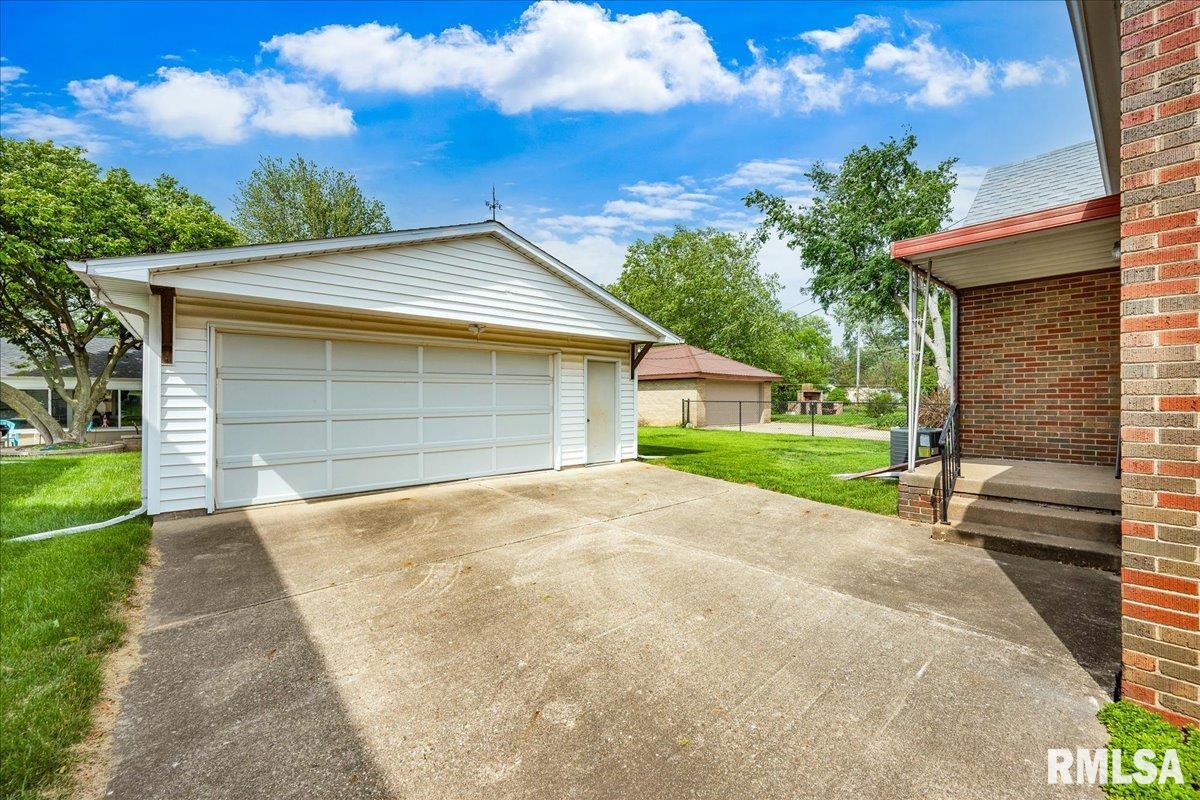 2309 W MANOR Parkway