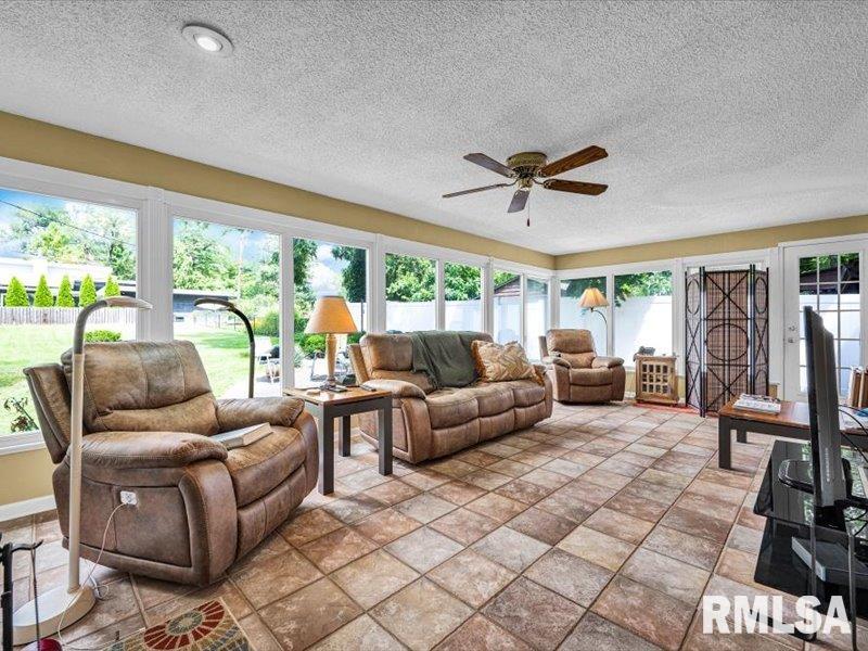 125 W FORREST HILL Avenue