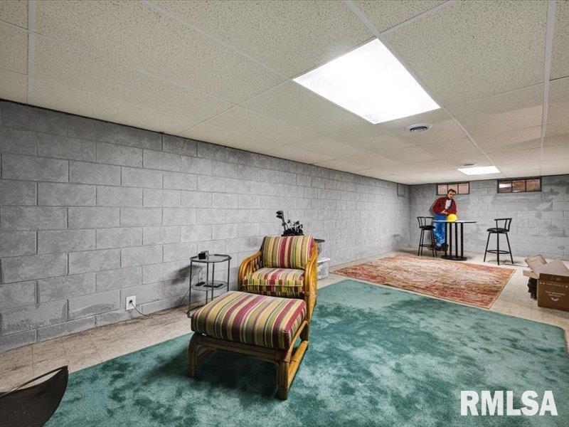 125 W FORREST HILL Avenue