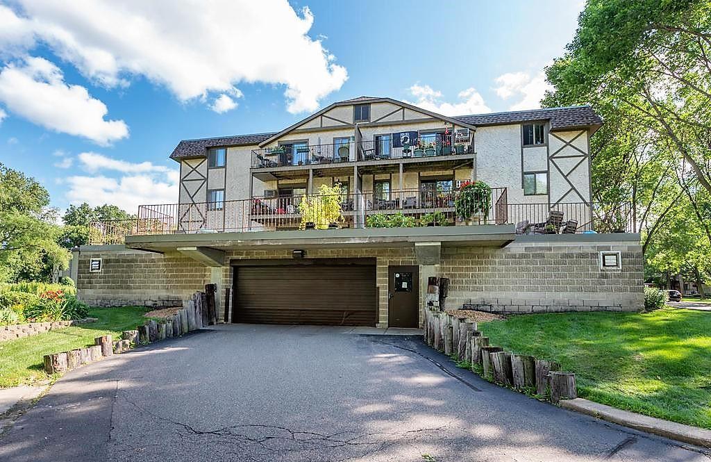 1304 W Medicine Lake Drive Unit: 210