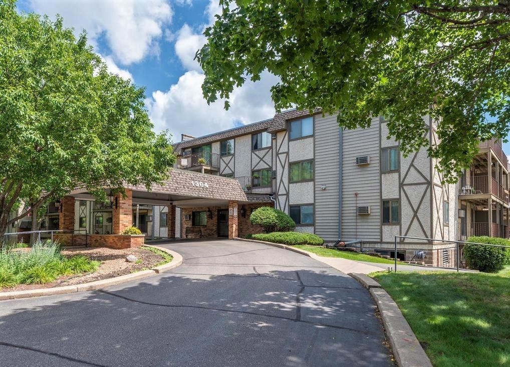 1304 W Medicine Lake Drive Unit: 210