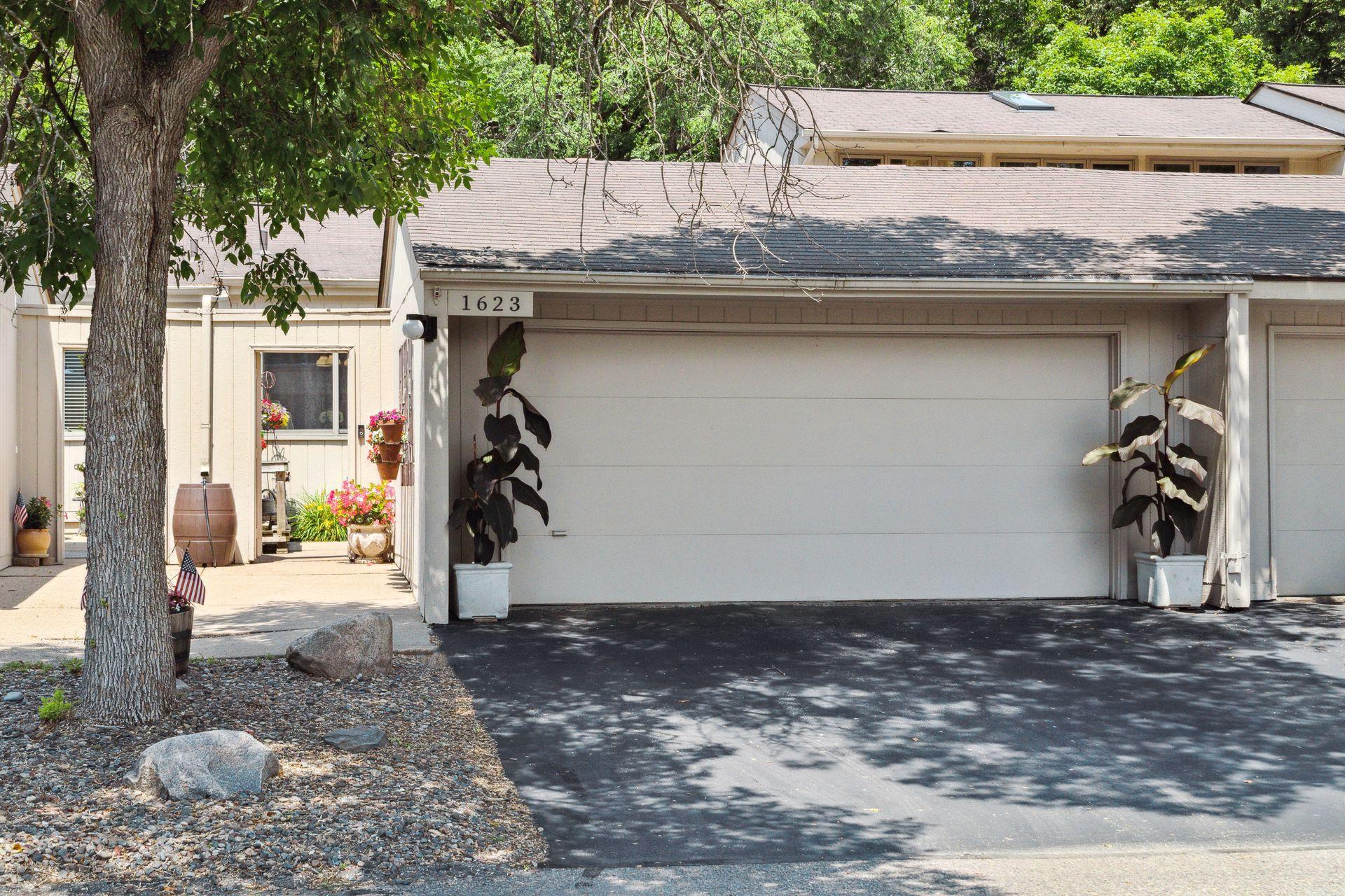 1623 Black Oaks Place N