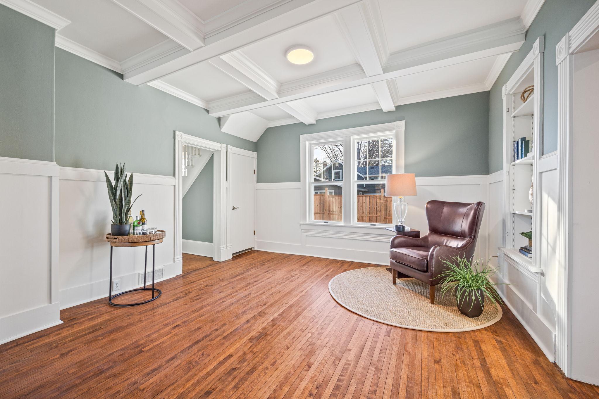 712 Anderson Street W