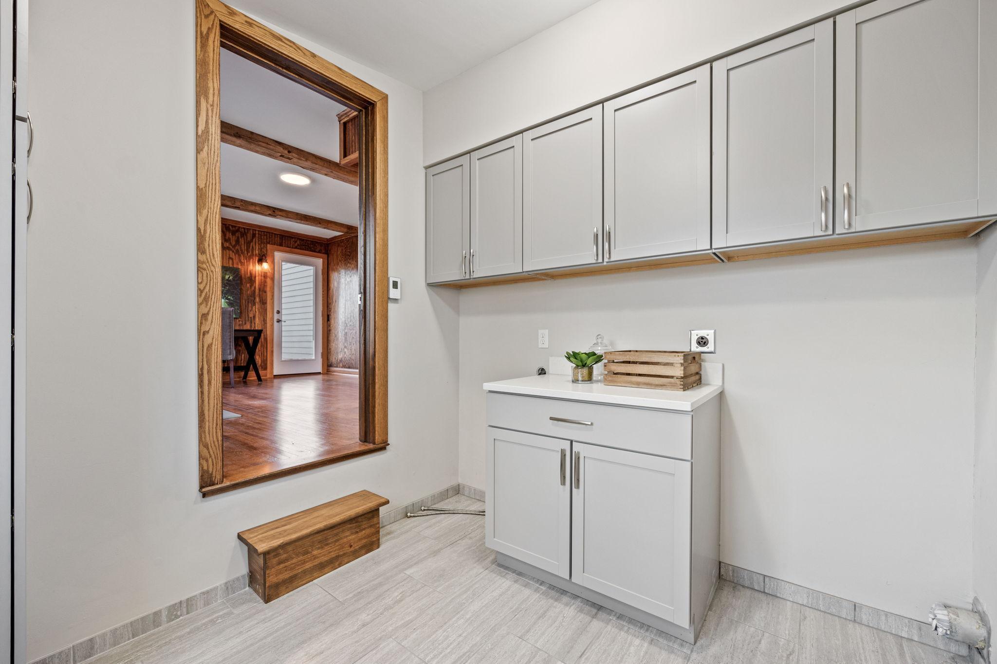 712 Anderson Street W