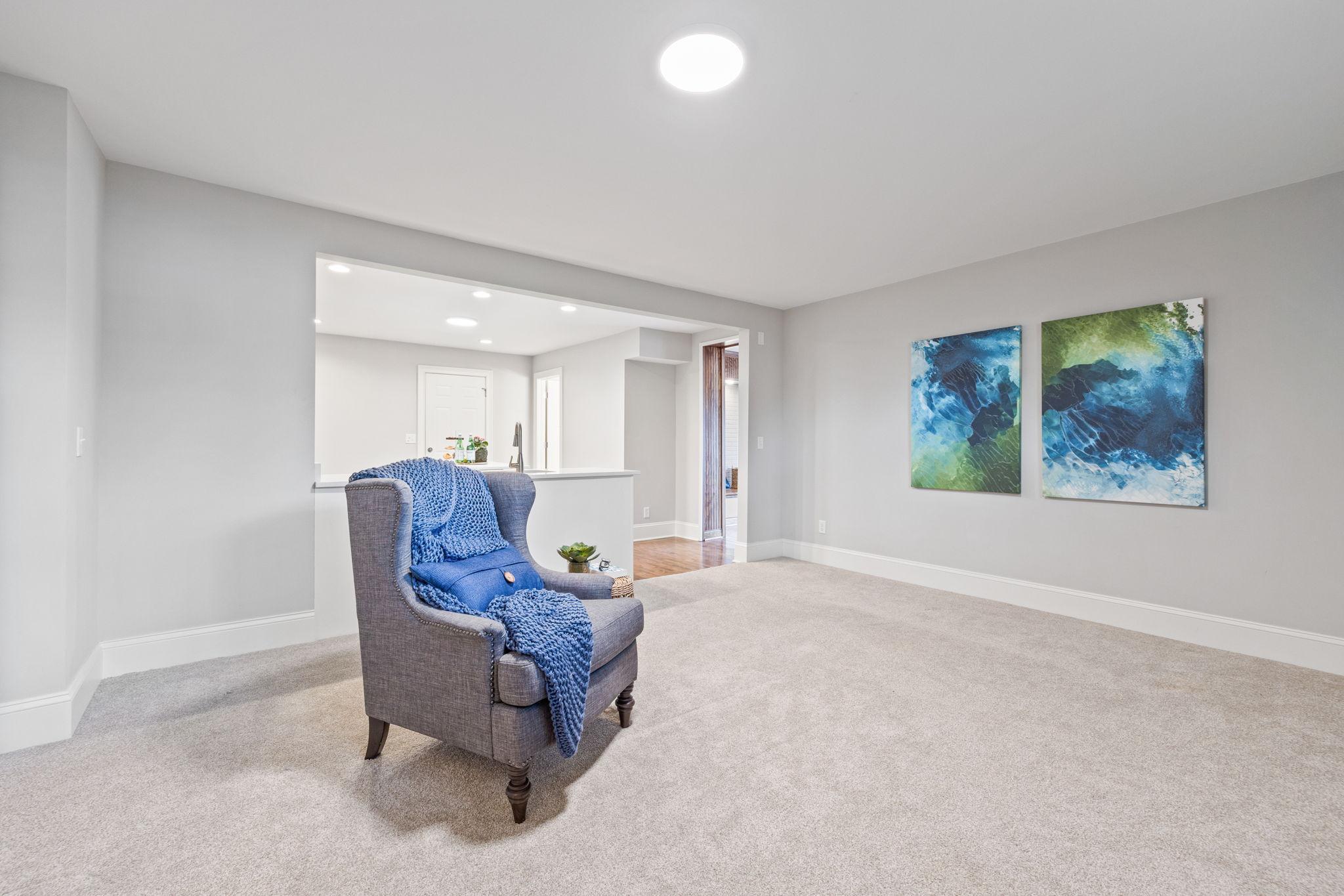 712 Anderson Street W