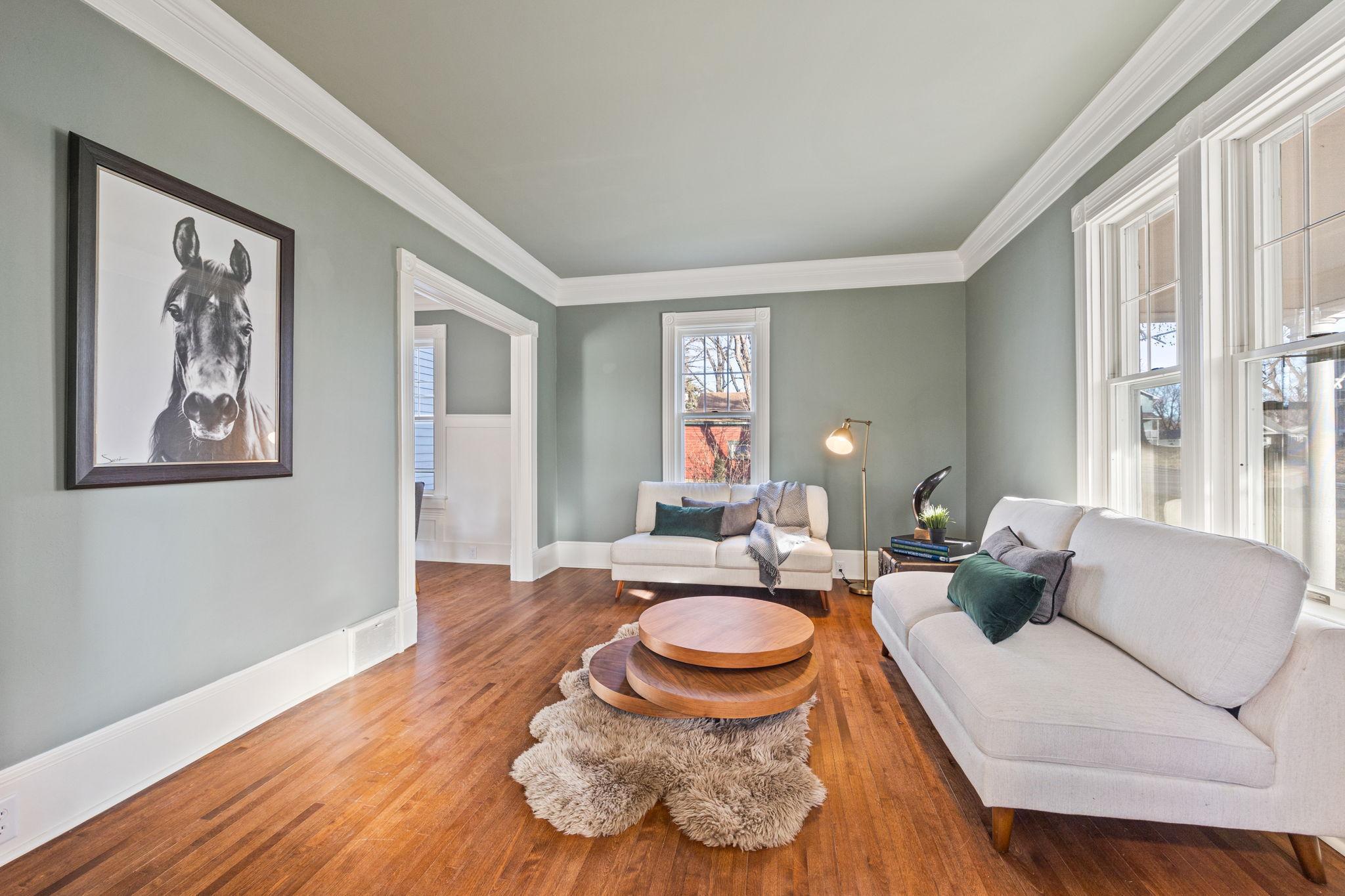 712 Anderson Street W