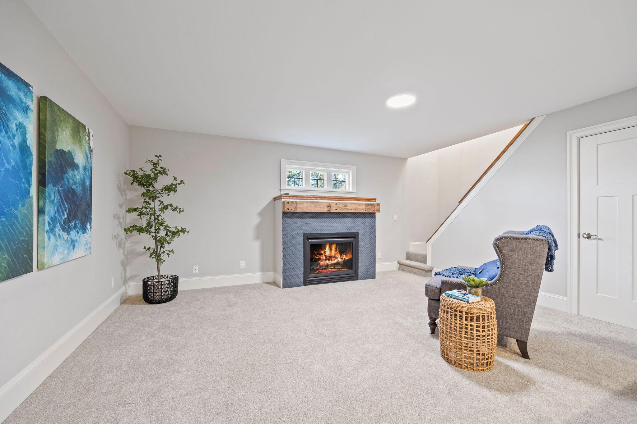 712 Anderson Street W