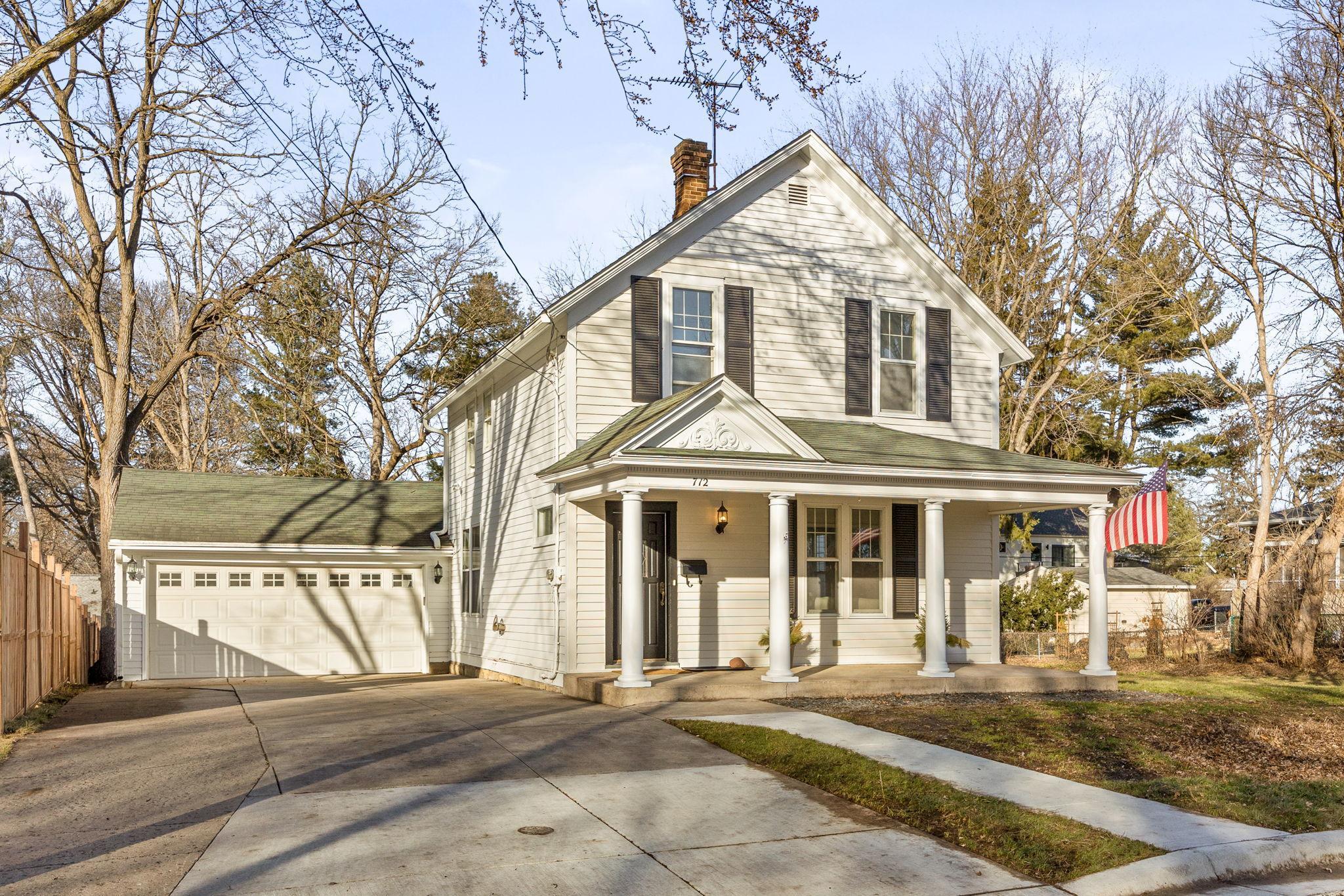 712 Anderson Street W