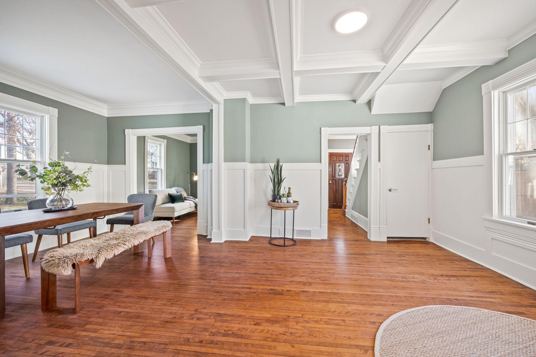 712 Anderson Street W
