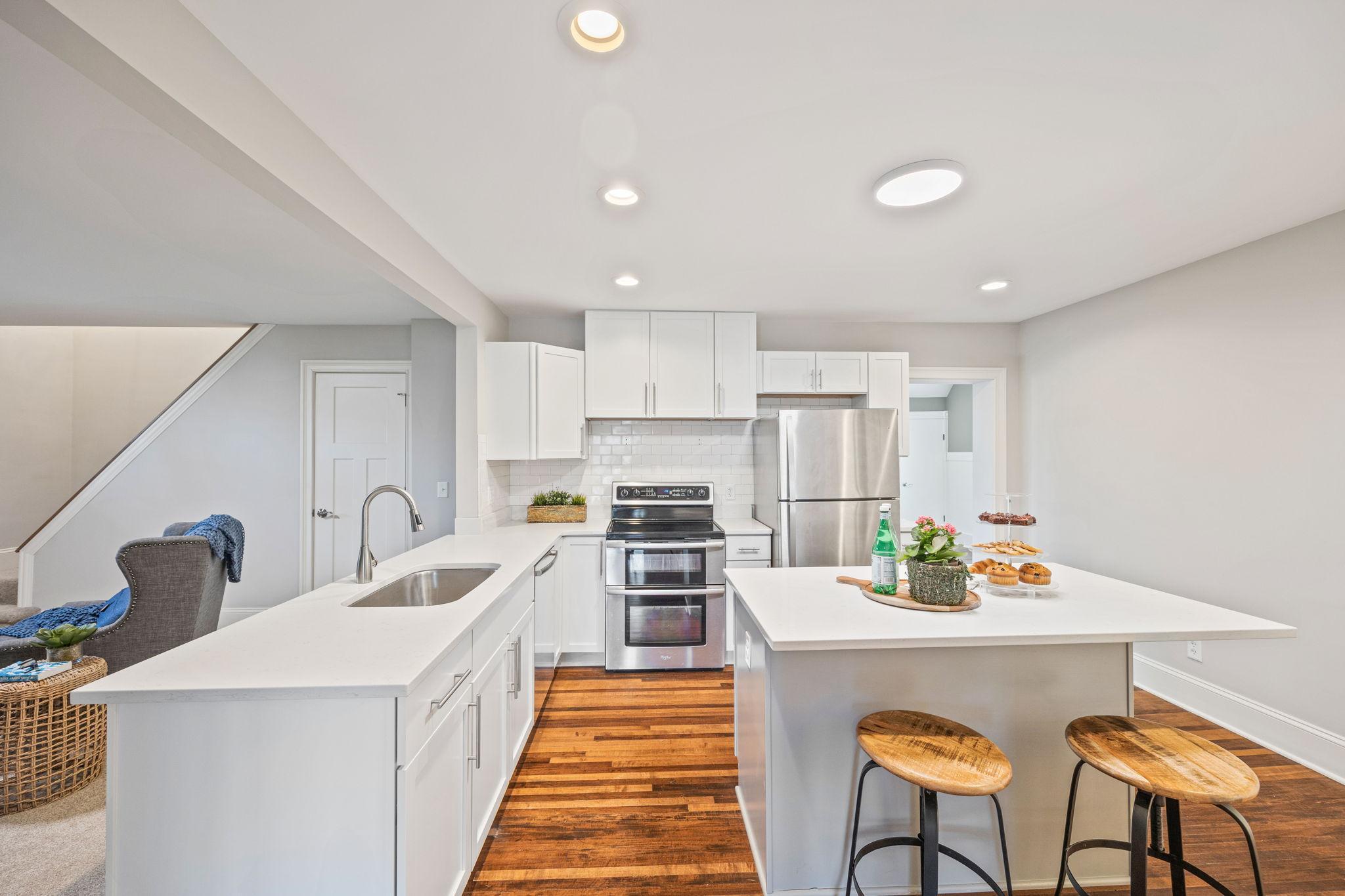 712 Anderson Street W