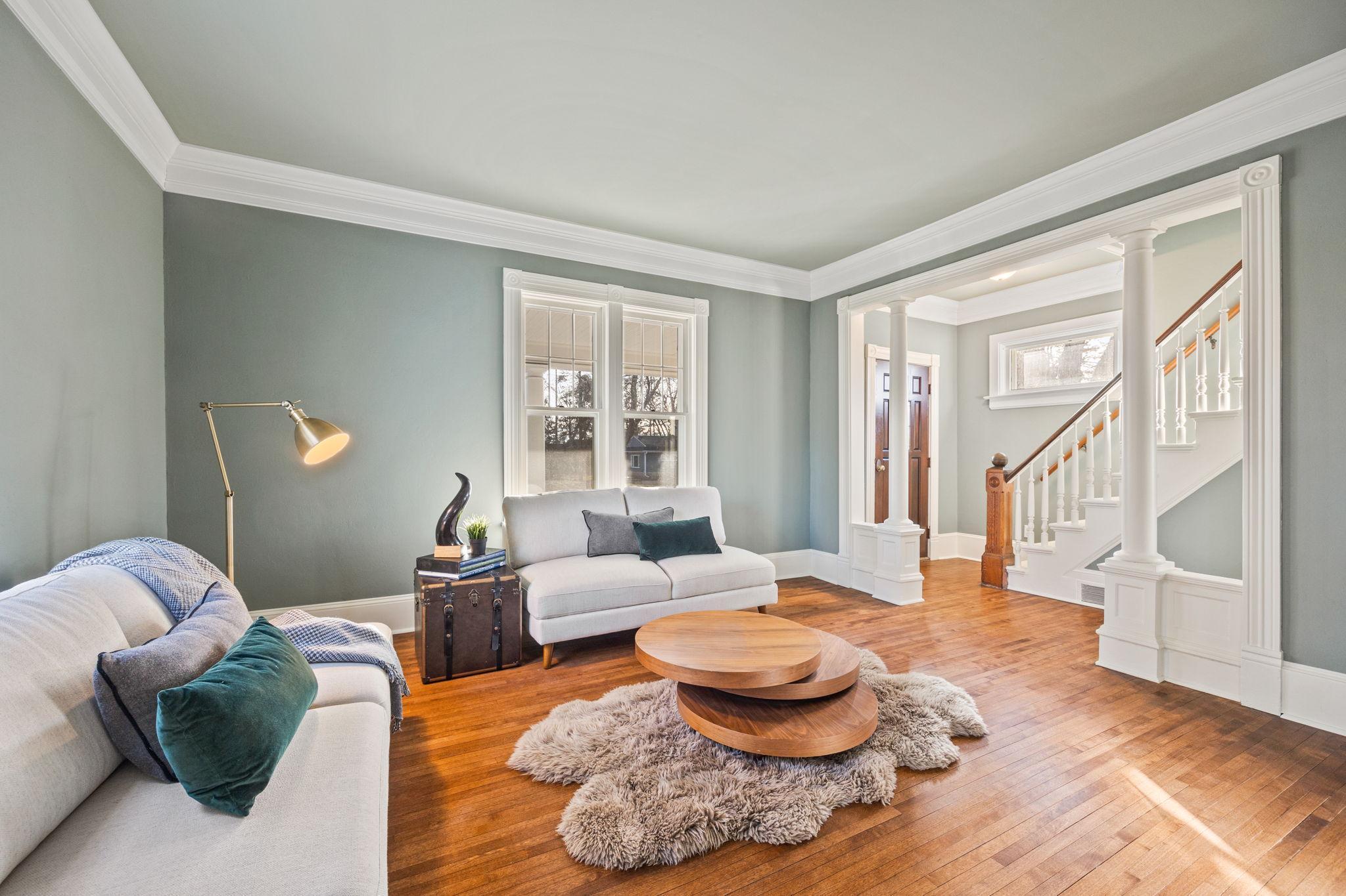 712 Anderson Street W