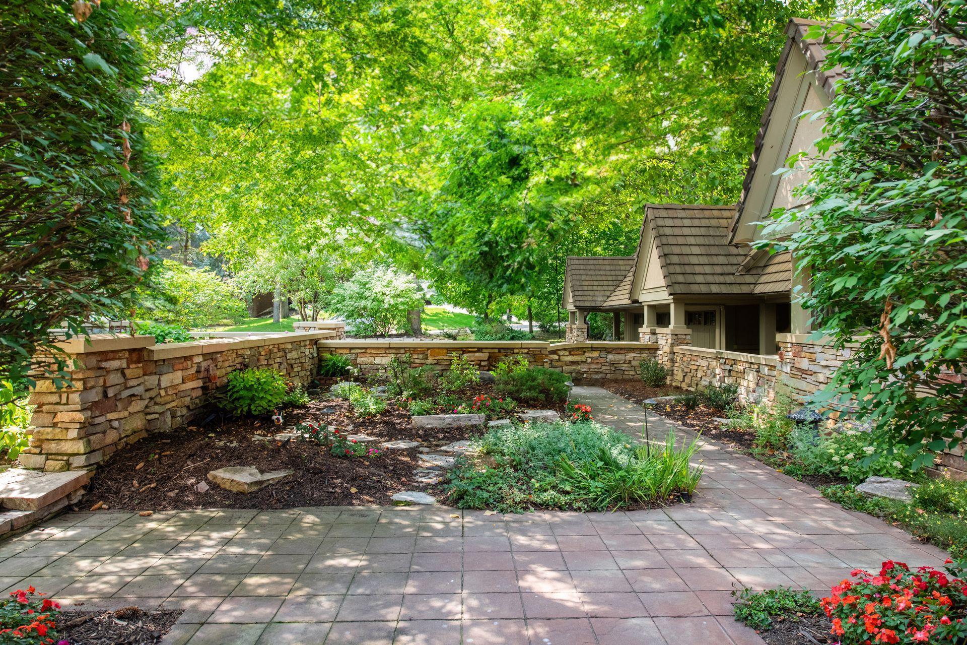 5860 Maple Forest