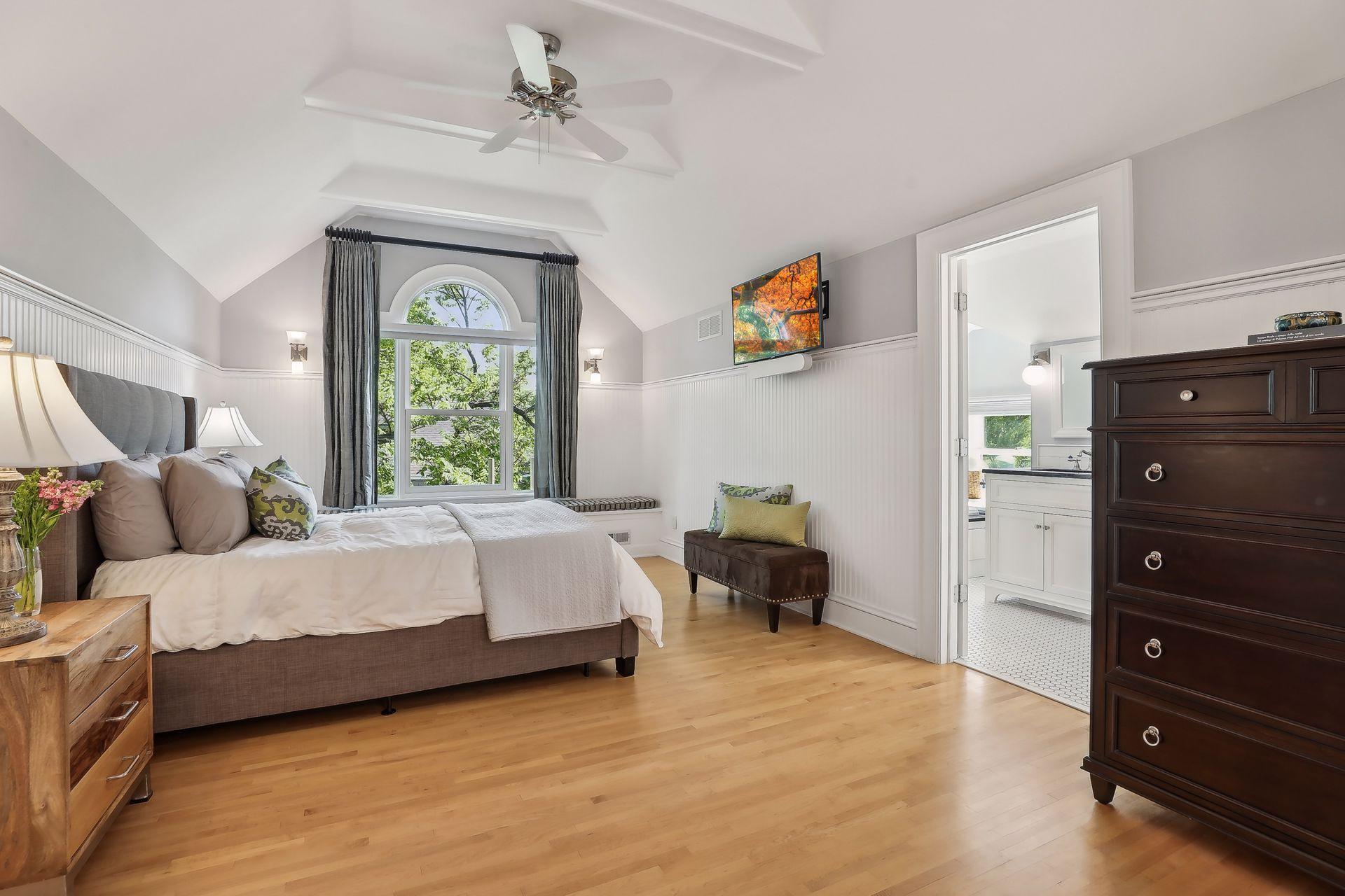 2521 Irving Avenue S