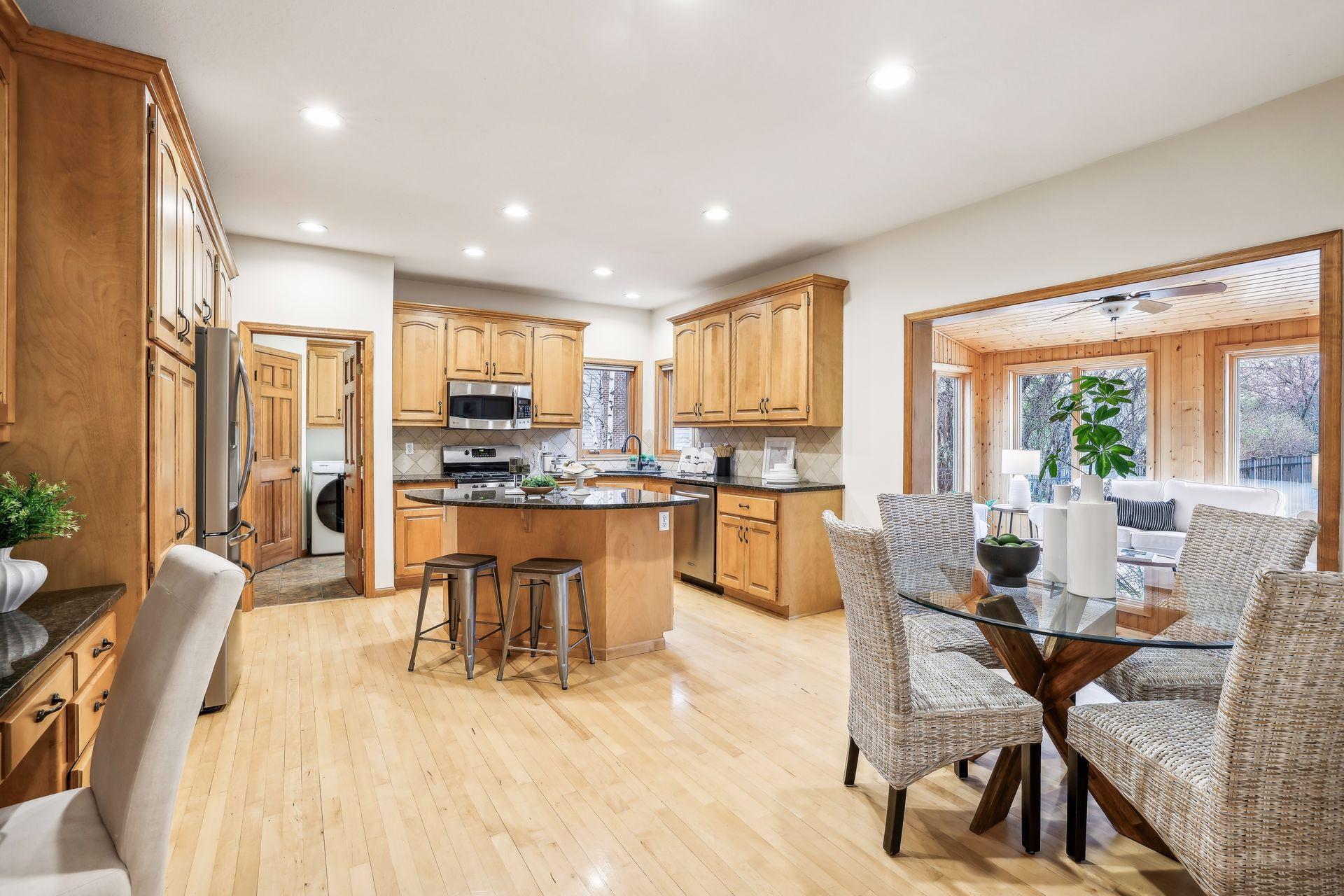 3380 Shadyview Lane N