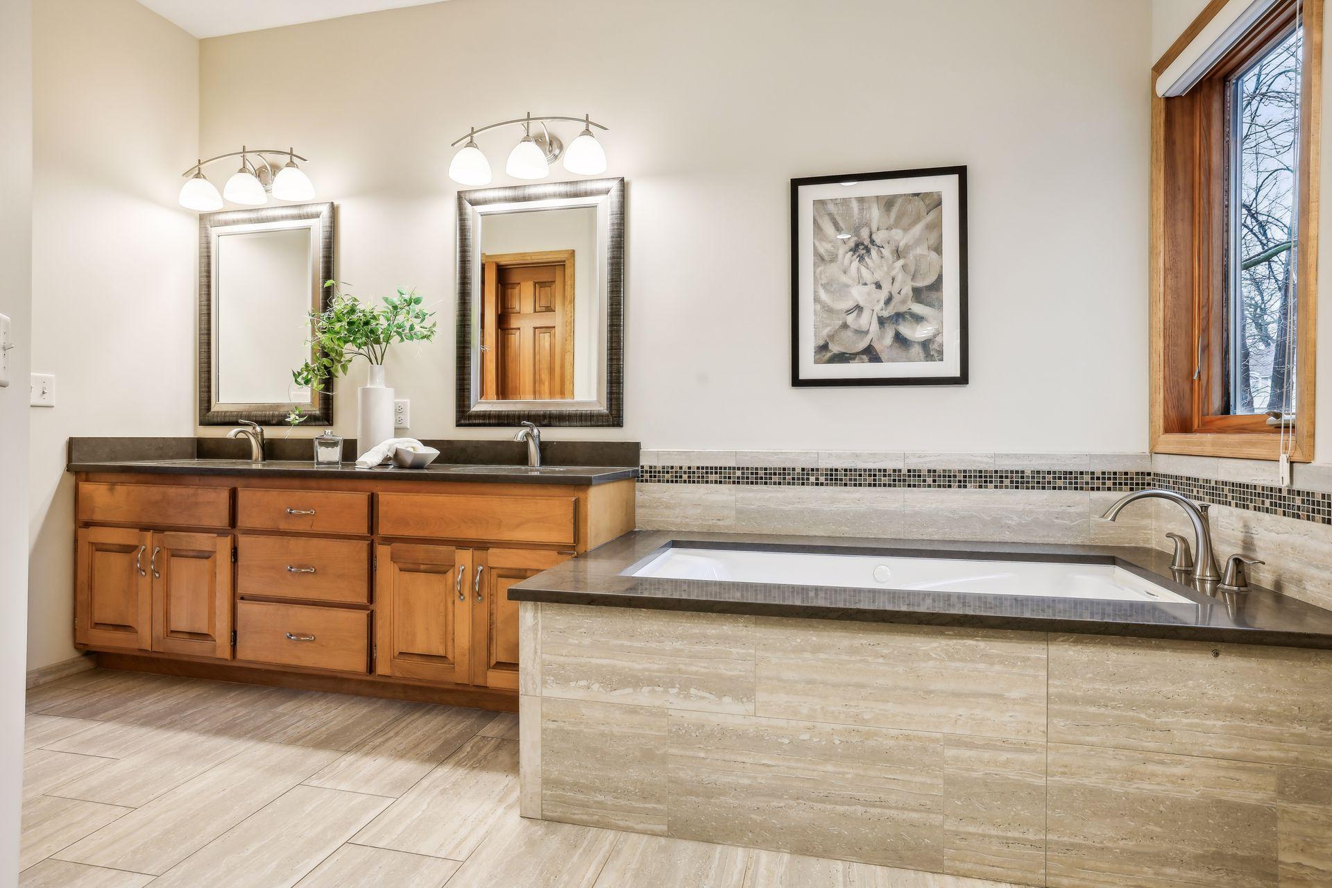 3380 Shadyview Lane N