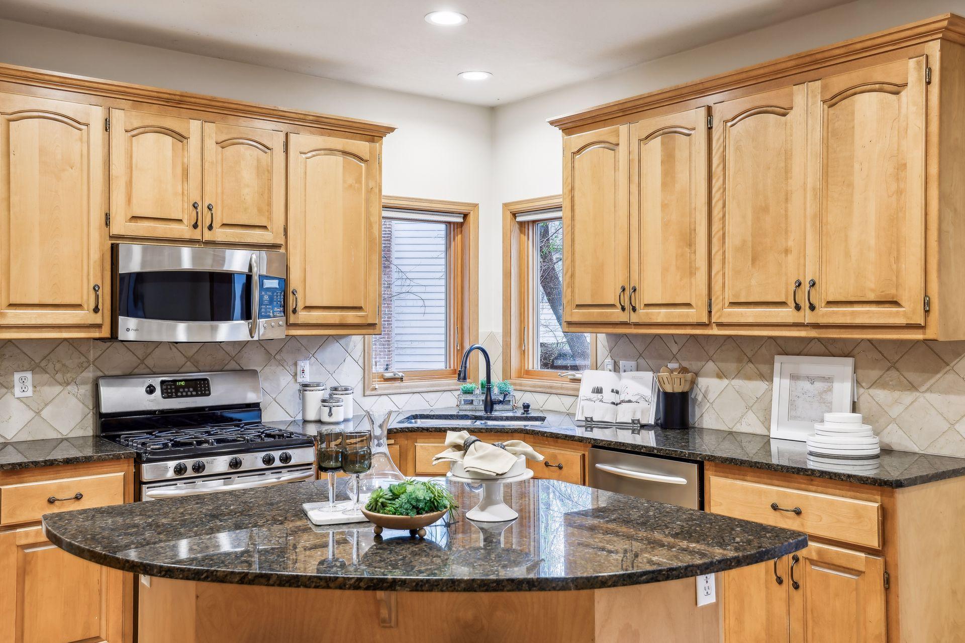 3380 Shadyview Lane N