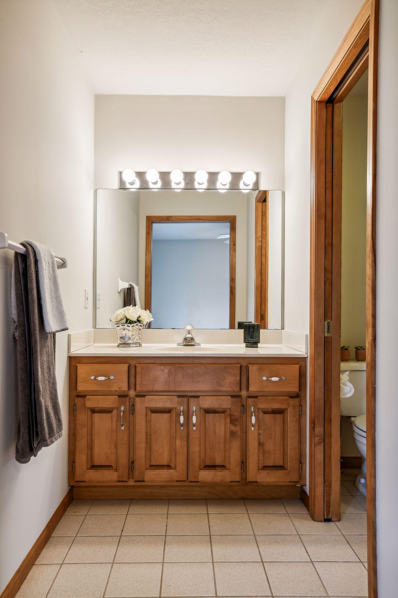 3380 Shadyview Lane N