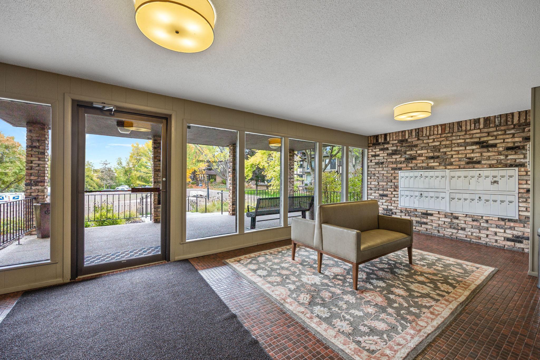 205 Barry Avenue S Unit: 213