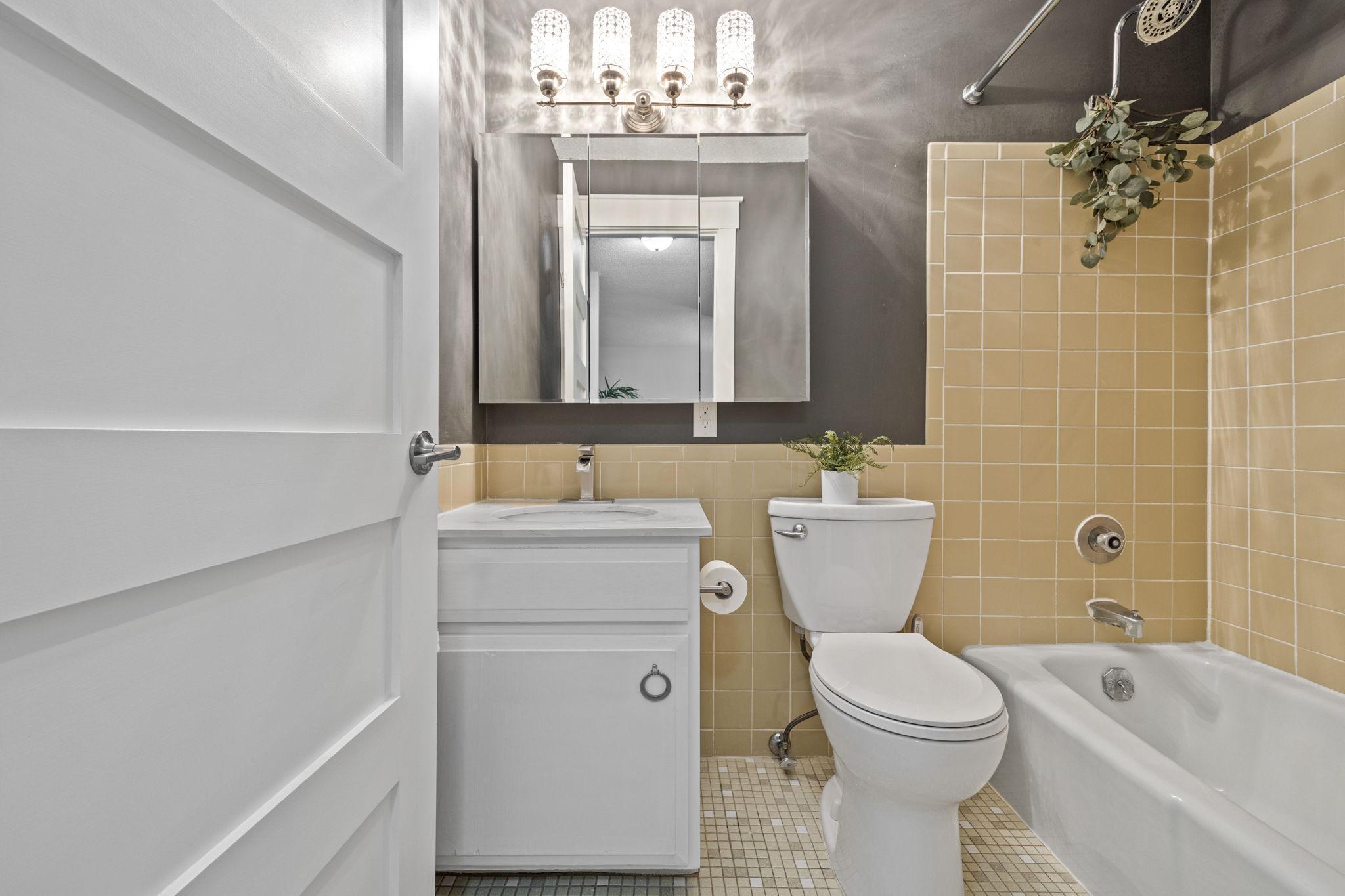 205 Barry Avenue S Unit: 213