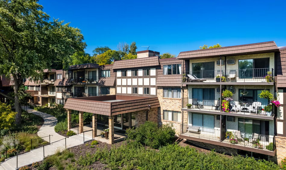 205 Barry Avenue S Unit: 213