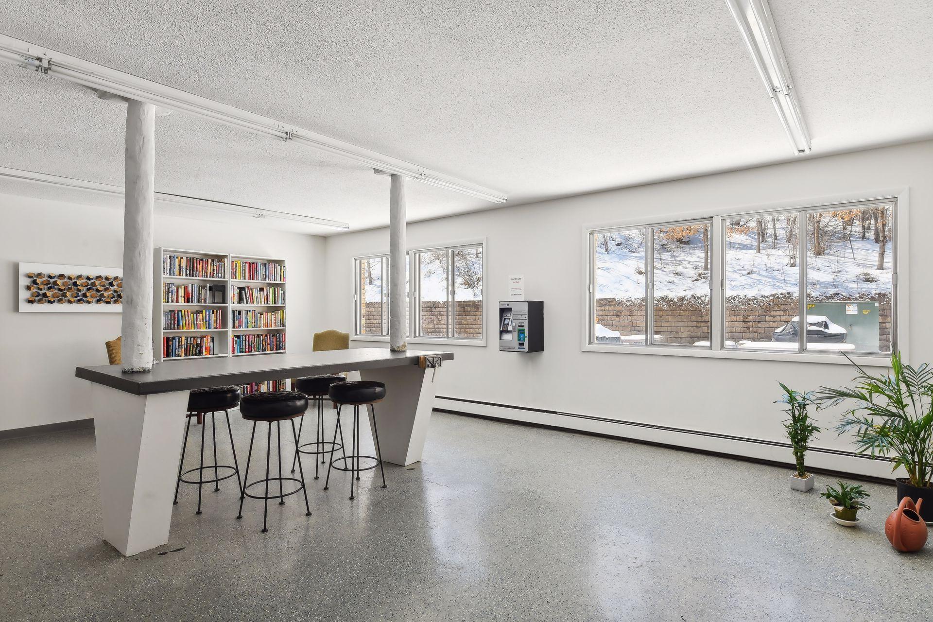 205 Barry Avenue S Unit: 213
