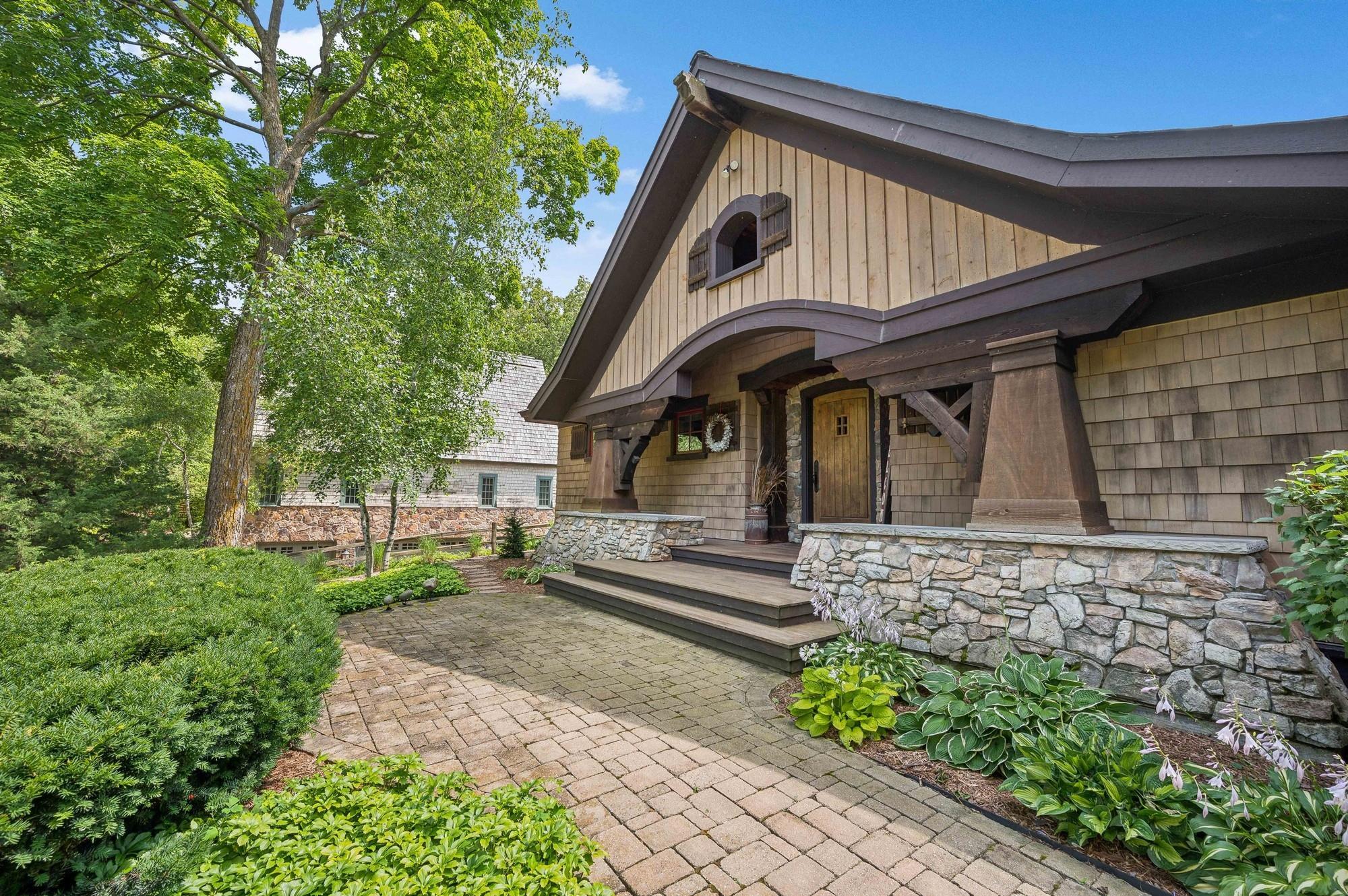 2845 Lake Shore Avenue