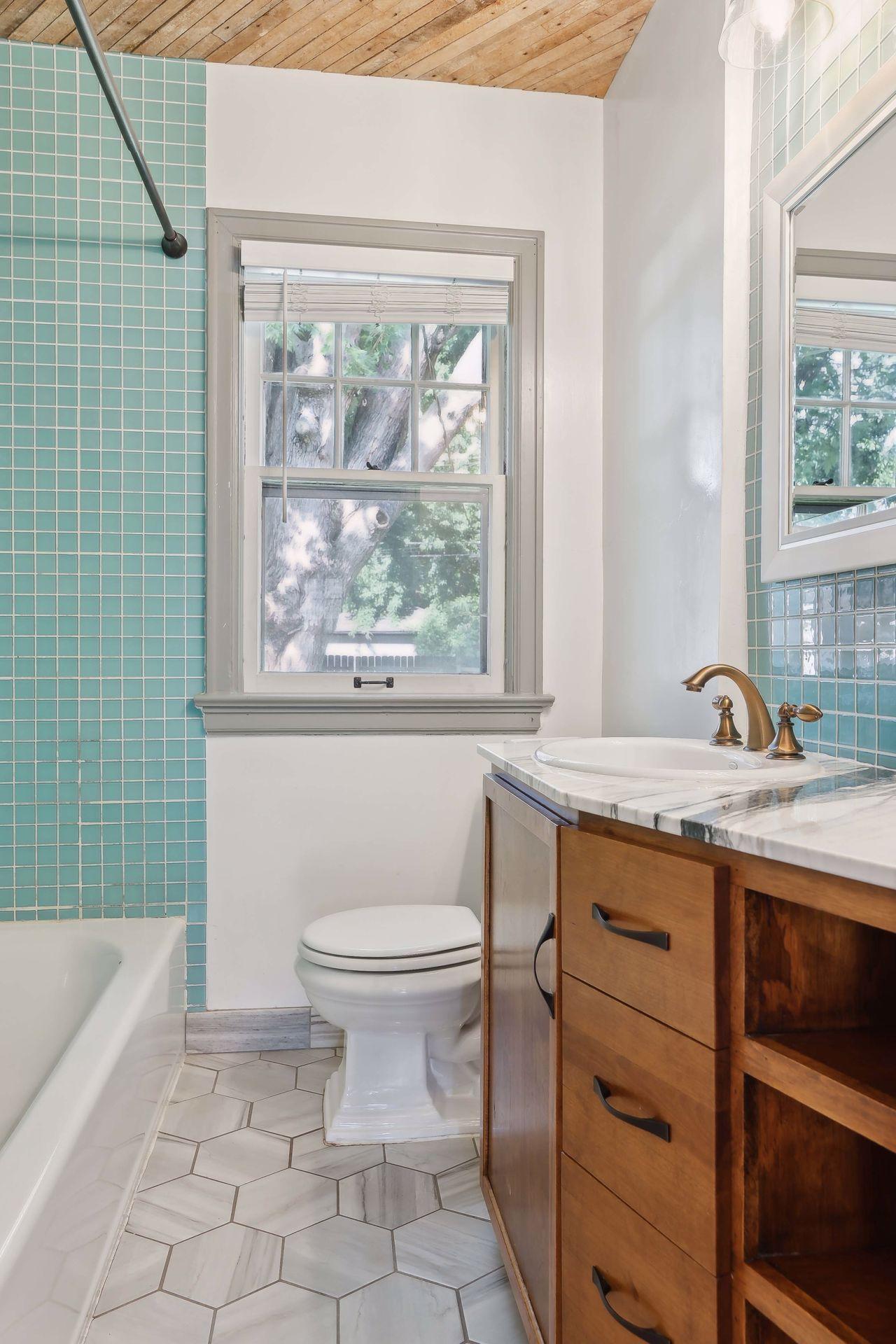 2323 Sheridan Avenue N