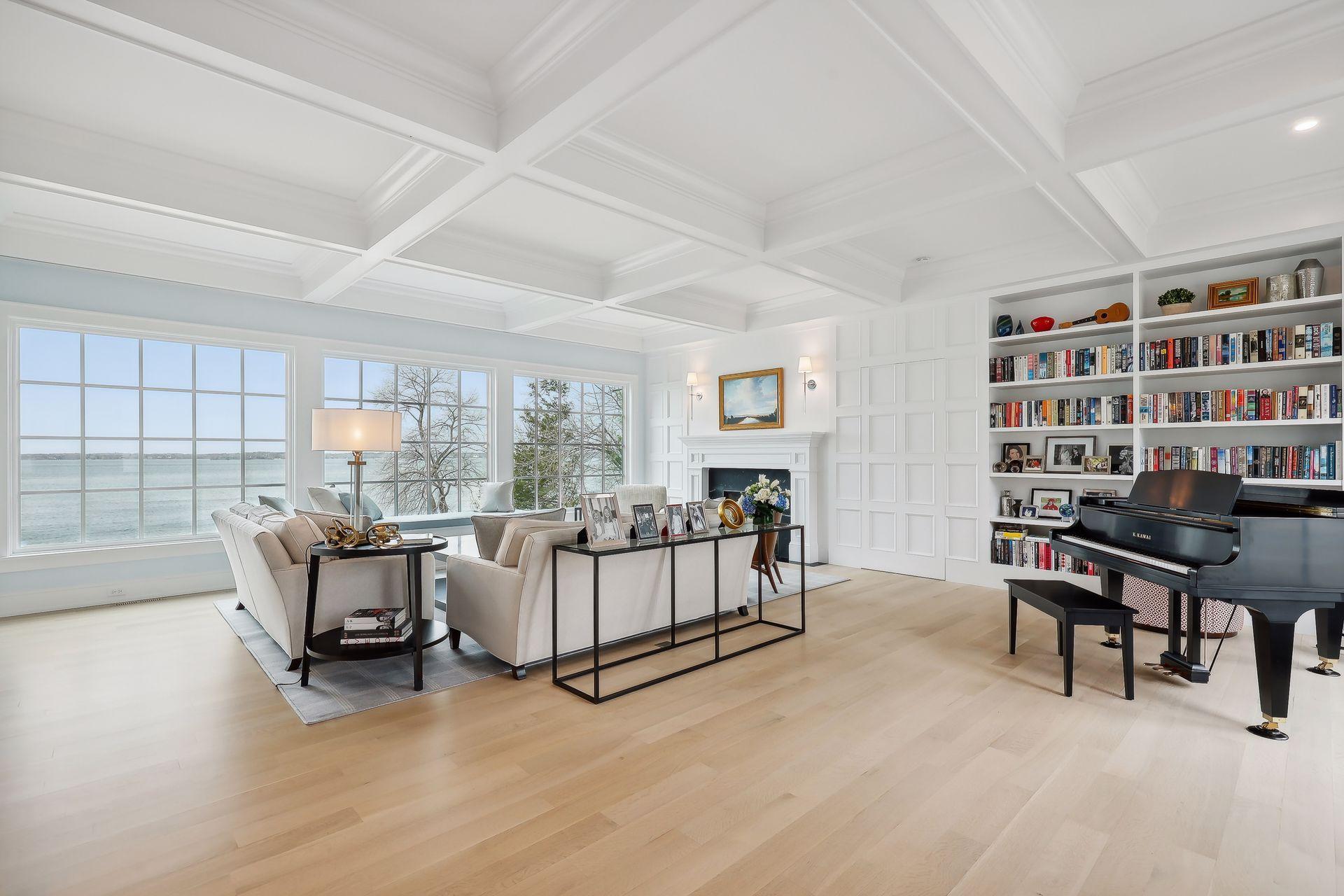 19720 Lakeview Avenue