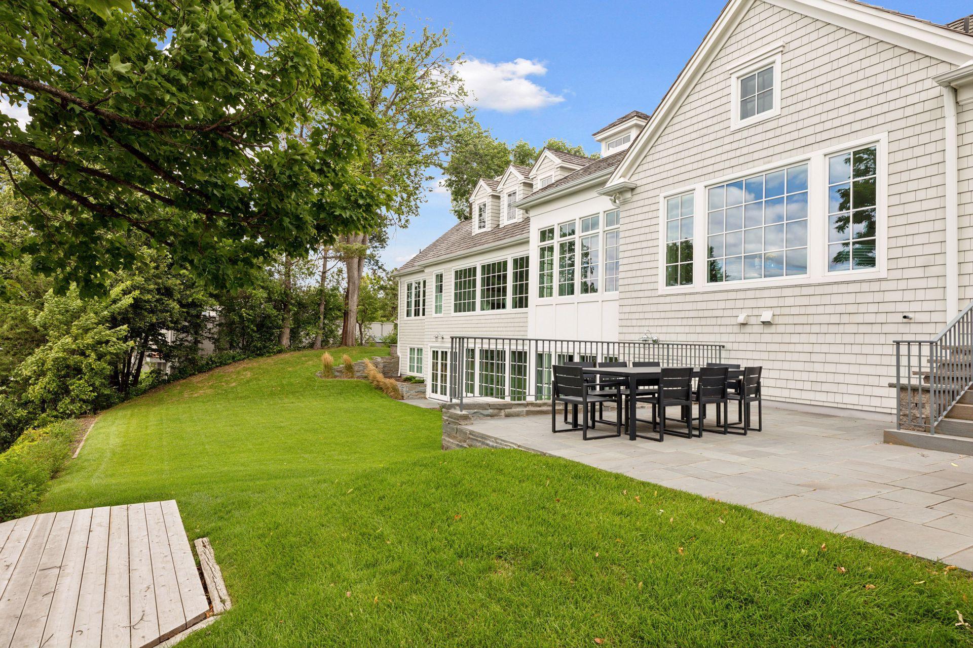 19720 Lakeview Avenue