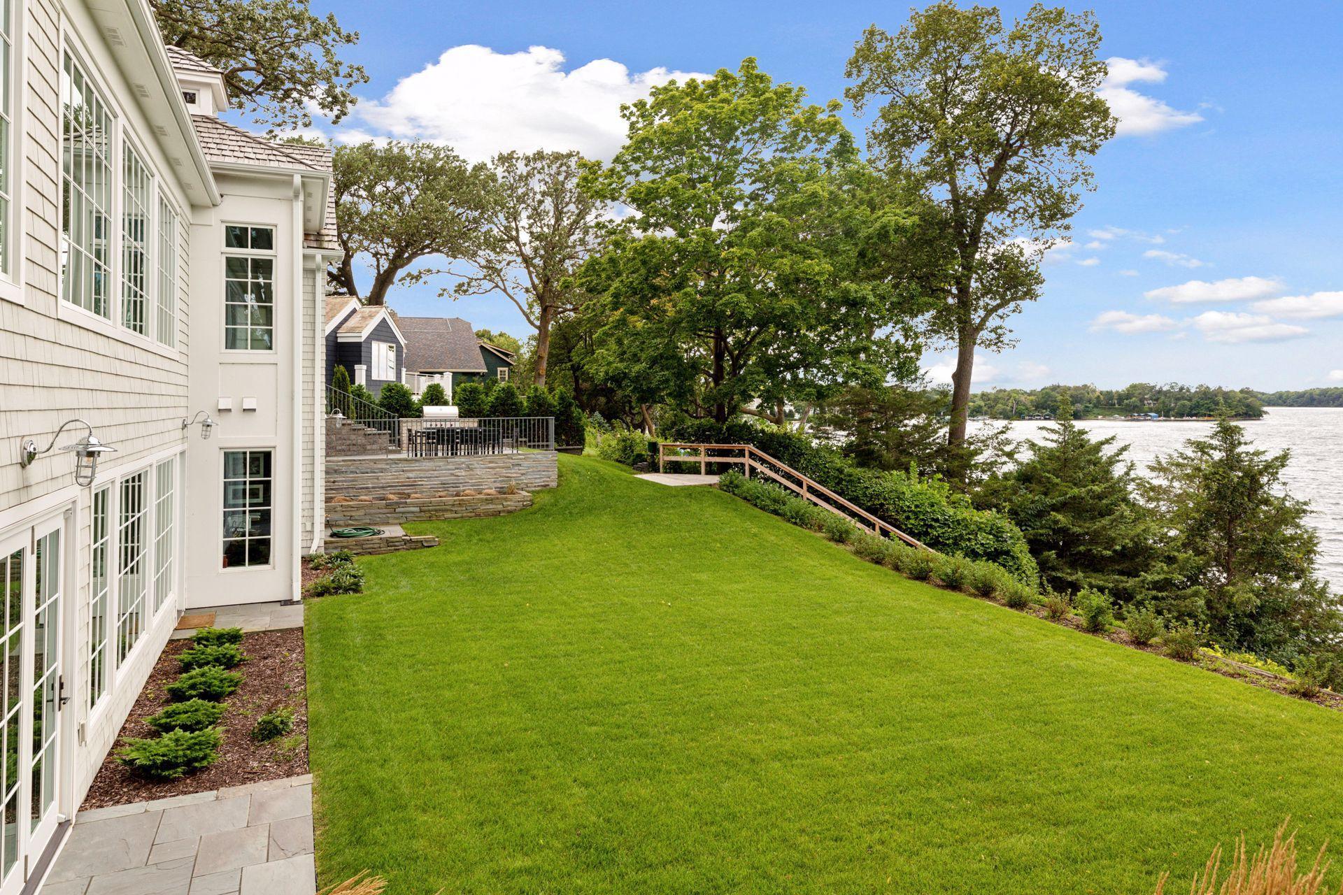 19720 Lakeview Avenue