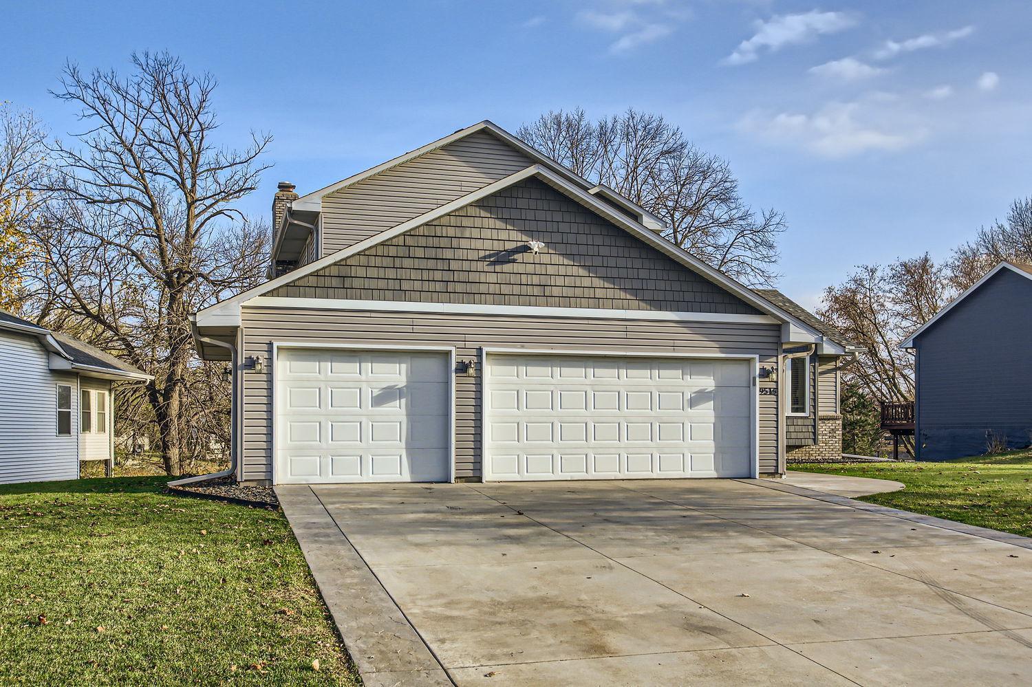 9516 Rosewood Lane N