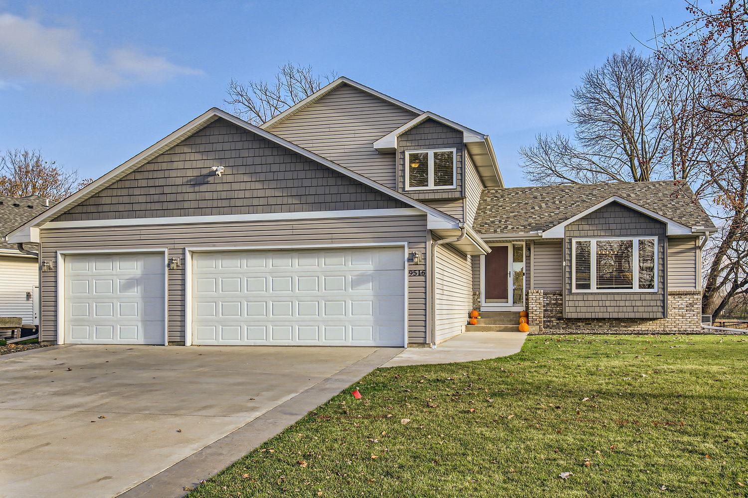 9516 Rosewood Lane N