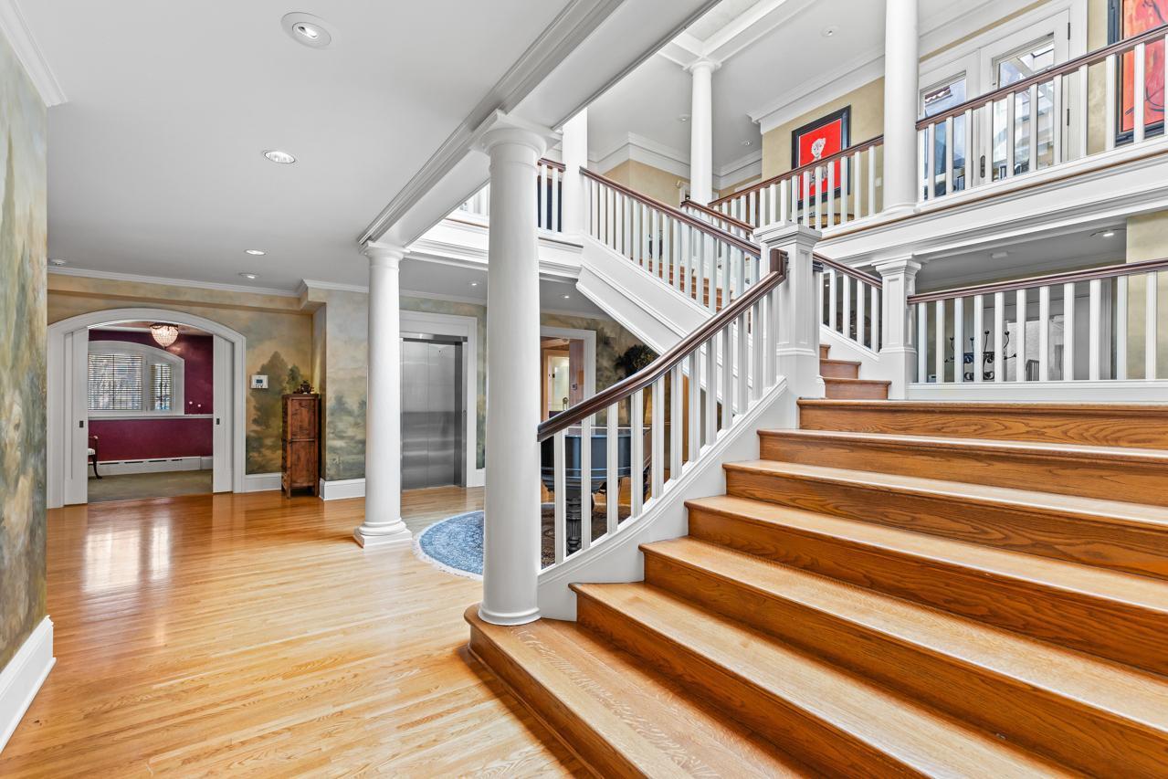 2427 E Lake Of The Isles Parkway