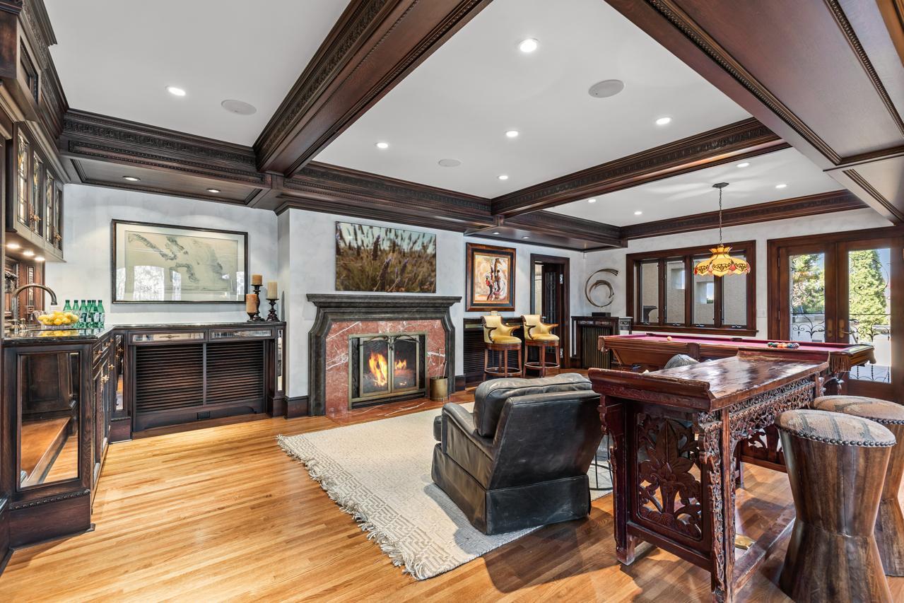 2427 E Lake Of The Isles Parkway