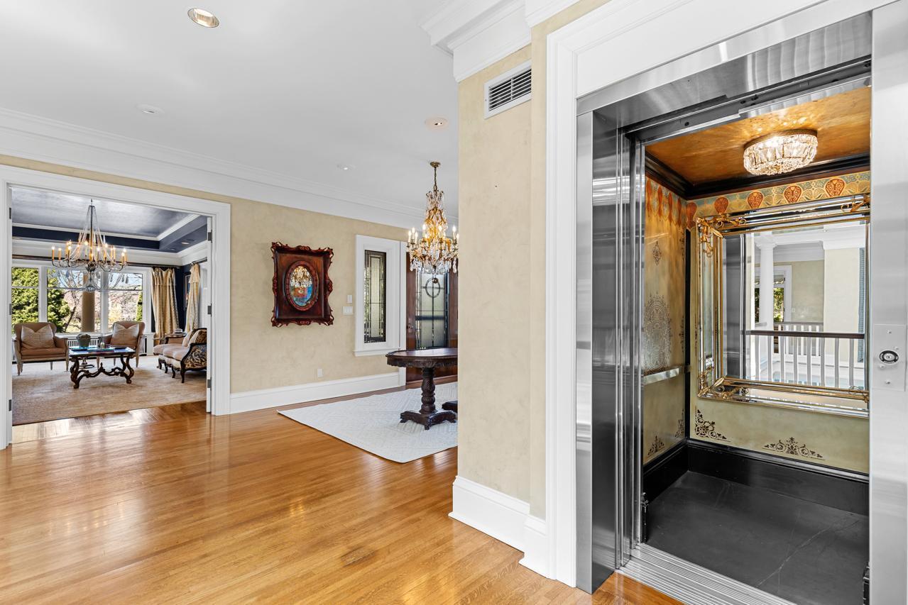 2427 E Lake Of The Isles Parkway