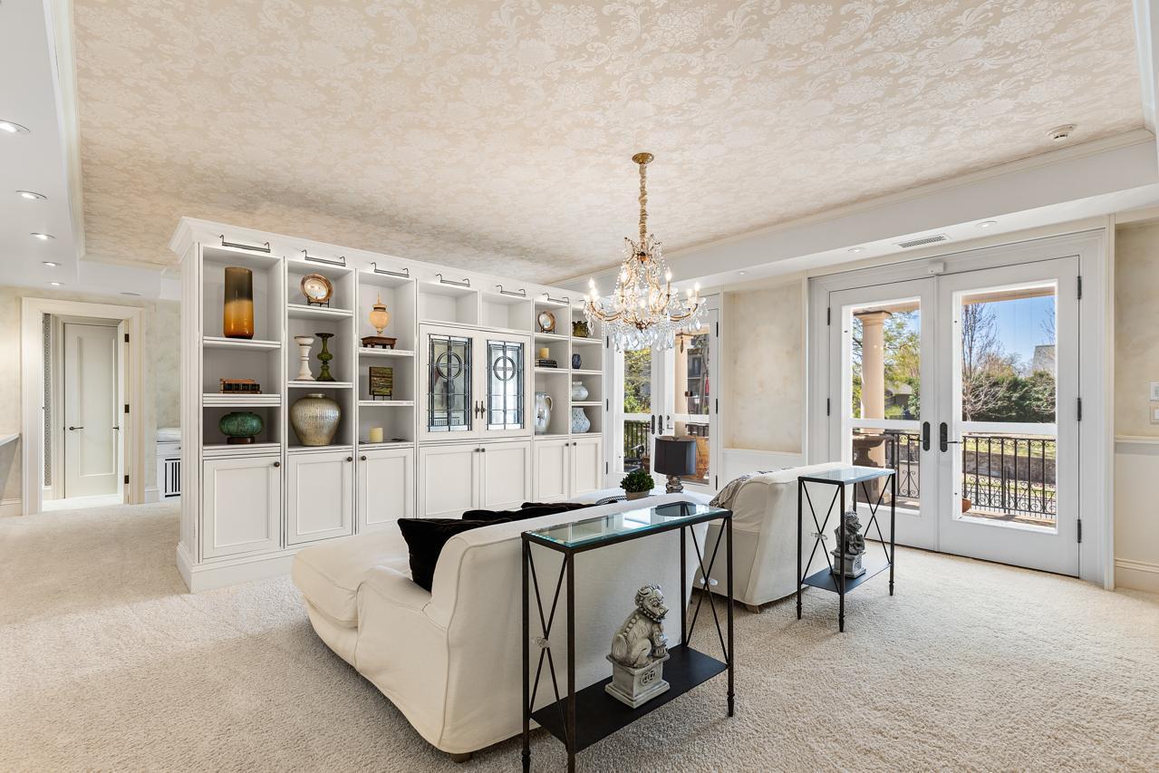 2427 E Lake Of The Isles Parkway