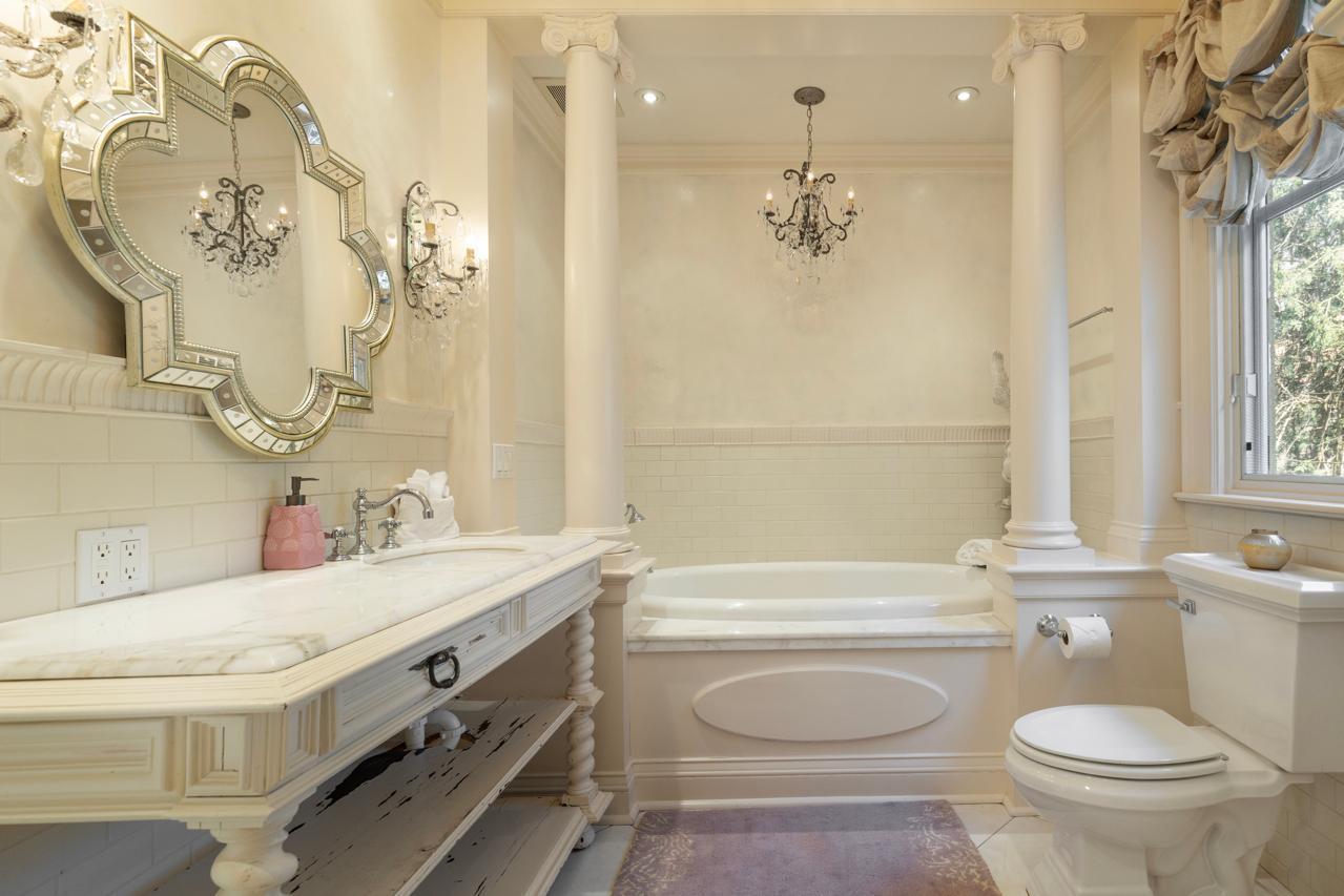 2427 E Lake Of The Isles Parkway