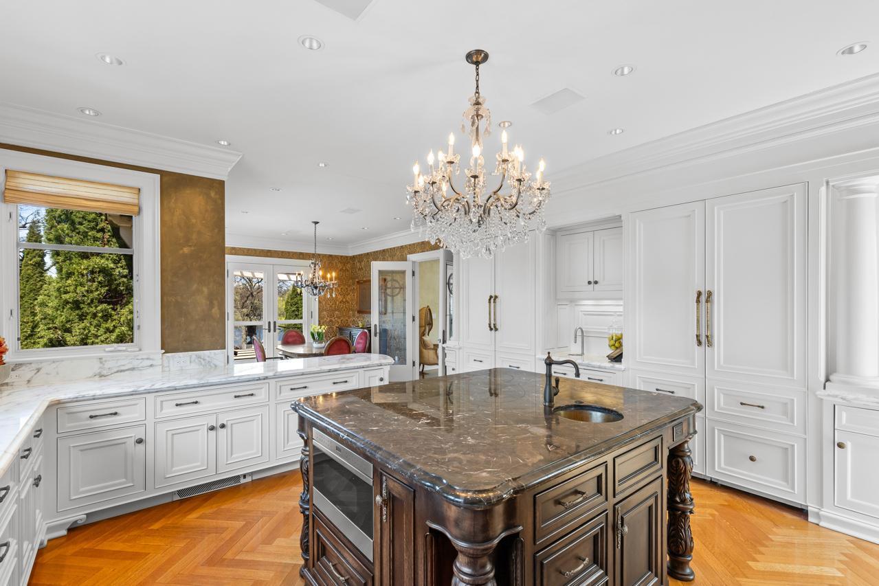 2427 E Lake Of The Isles Parkway