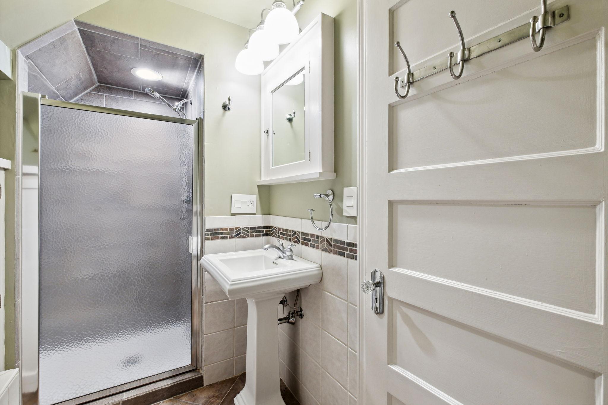 3739 Thomas Avenue N