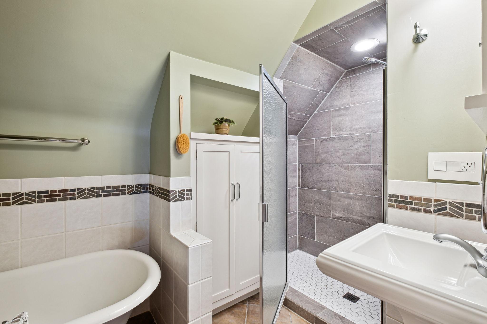 3739 Thomas Avenue N