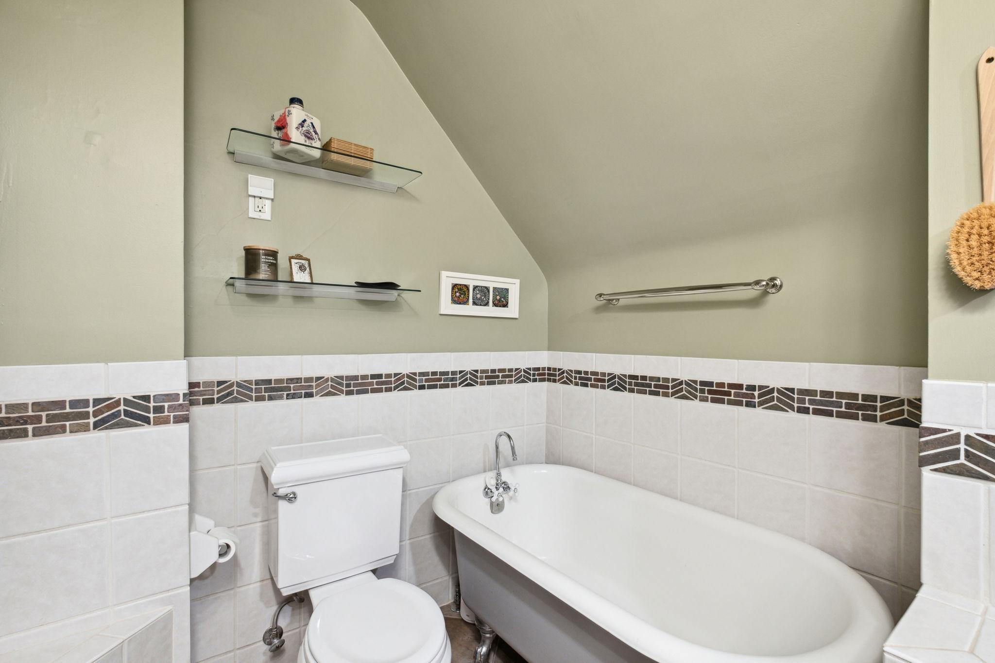 3739 Thomas Avenue N