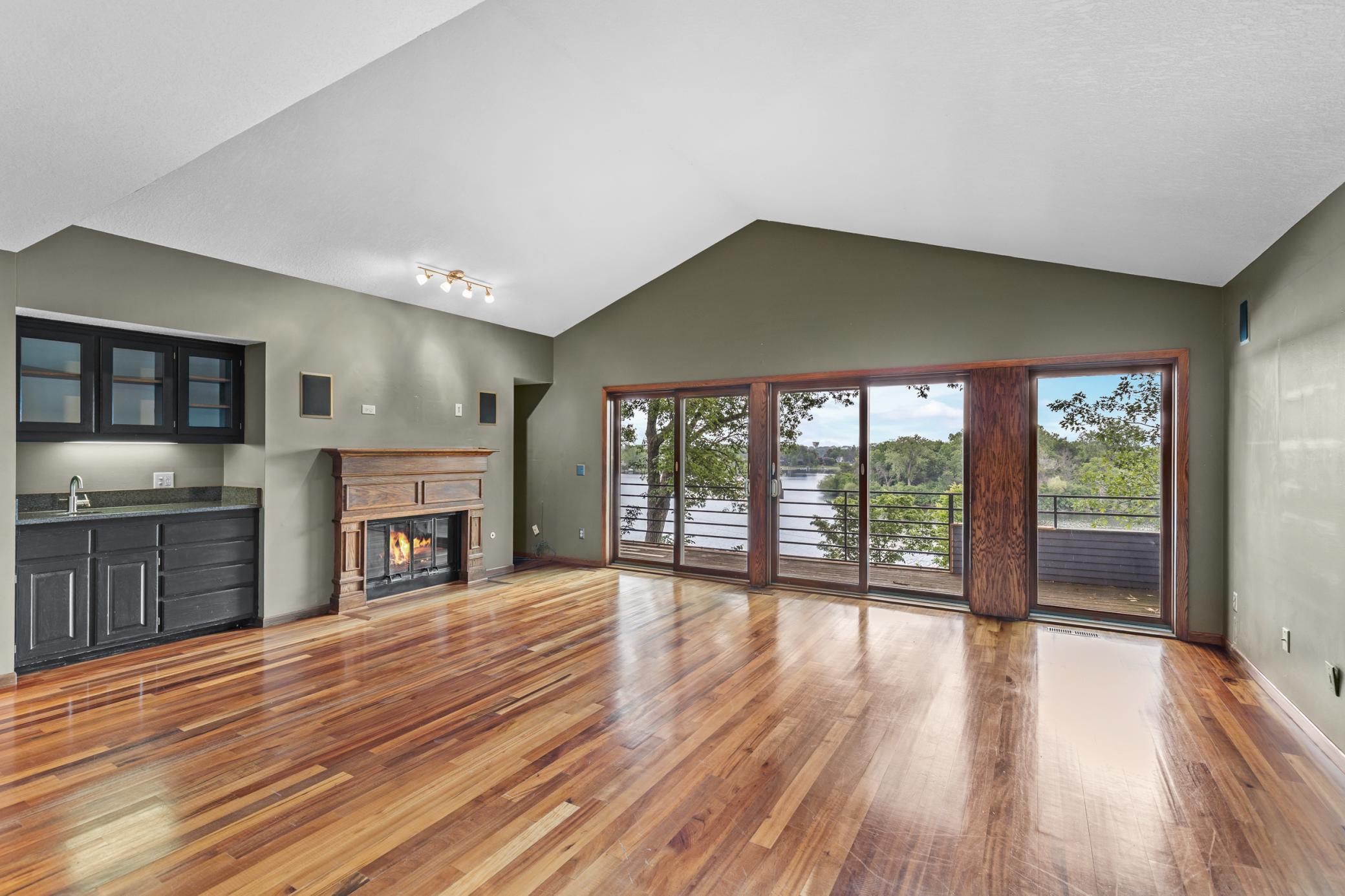 1601 W Medicine Lake Drive